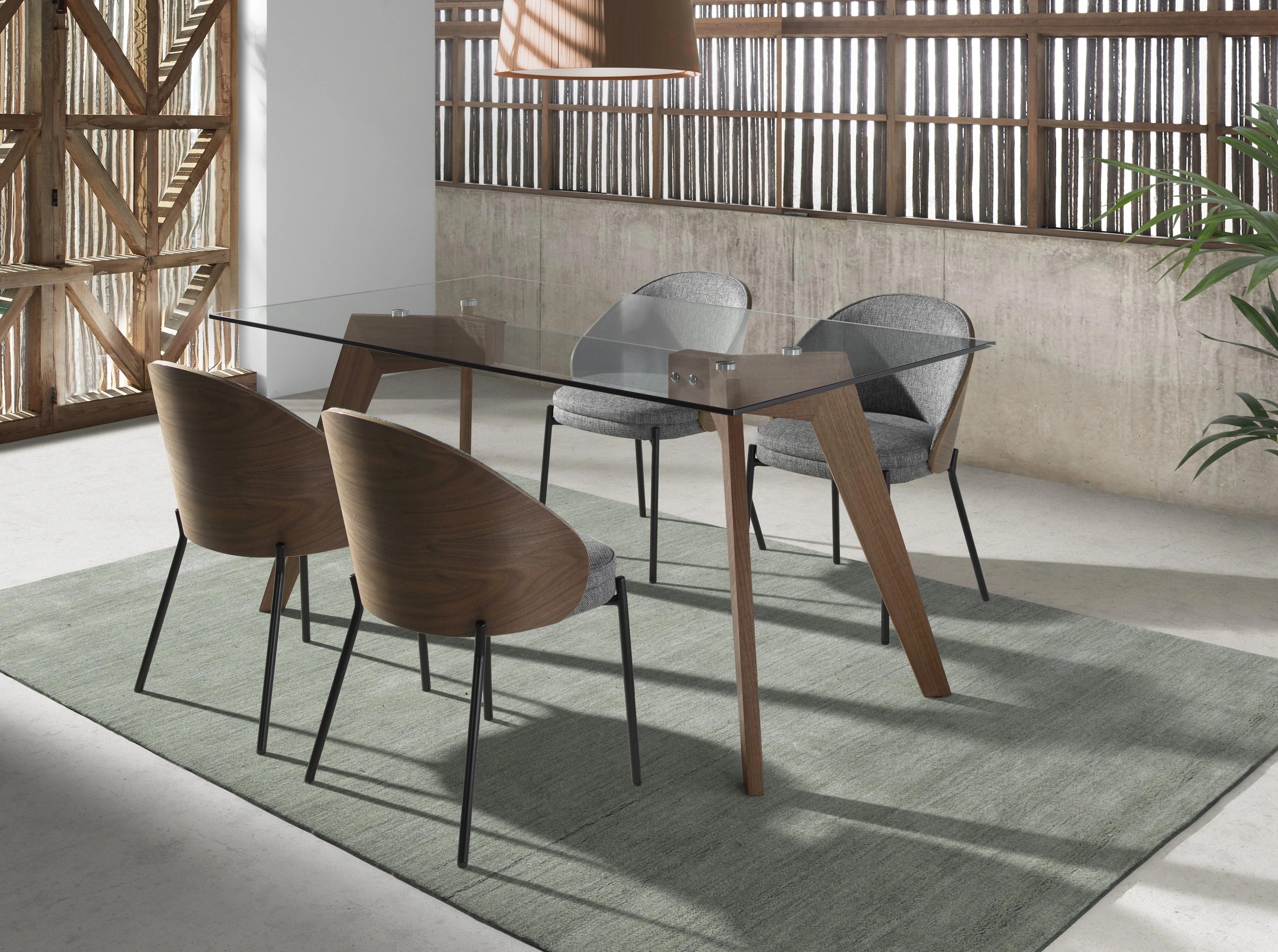 Chaise en tissu gris et noyer