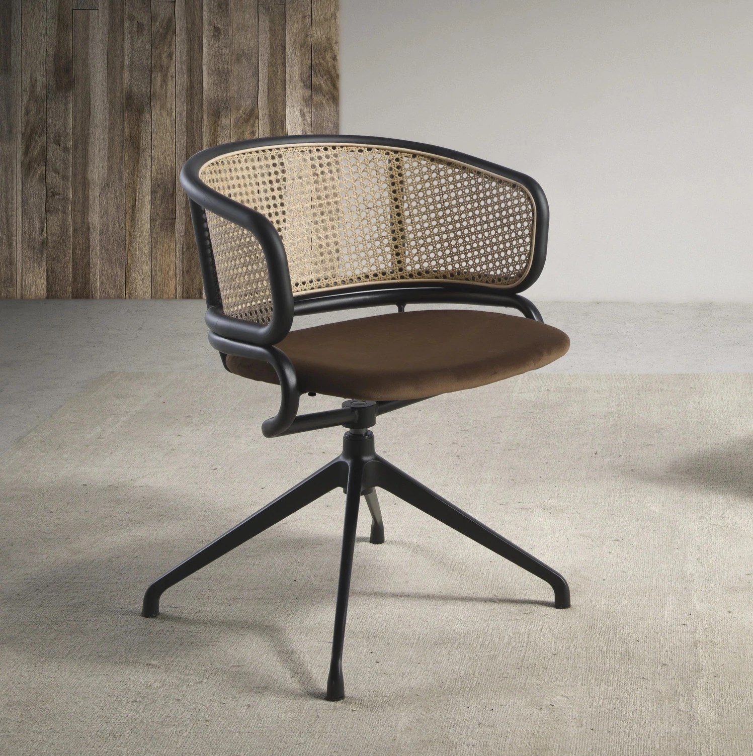 Chaise pivotante en rotin et velours brun