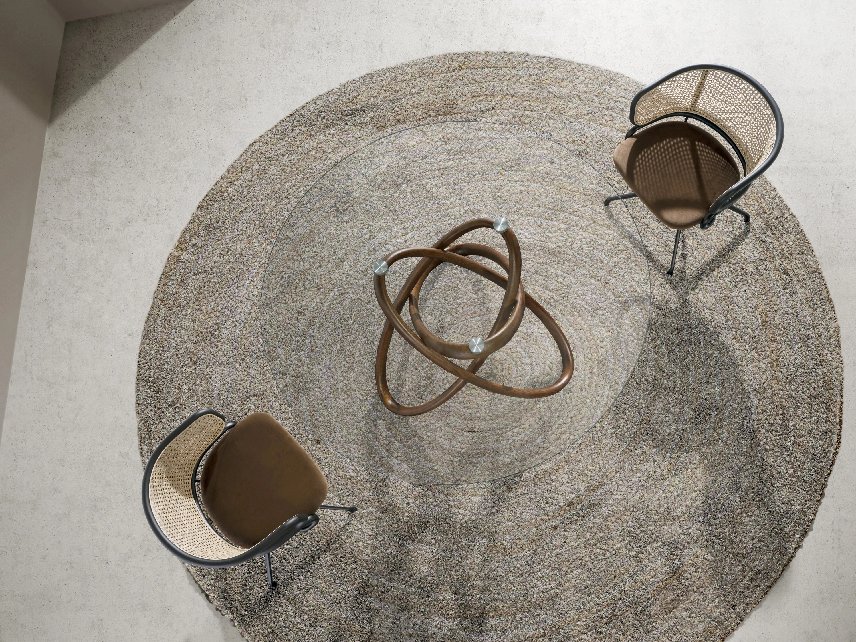 Chaise pivotante en rotin et velours brun