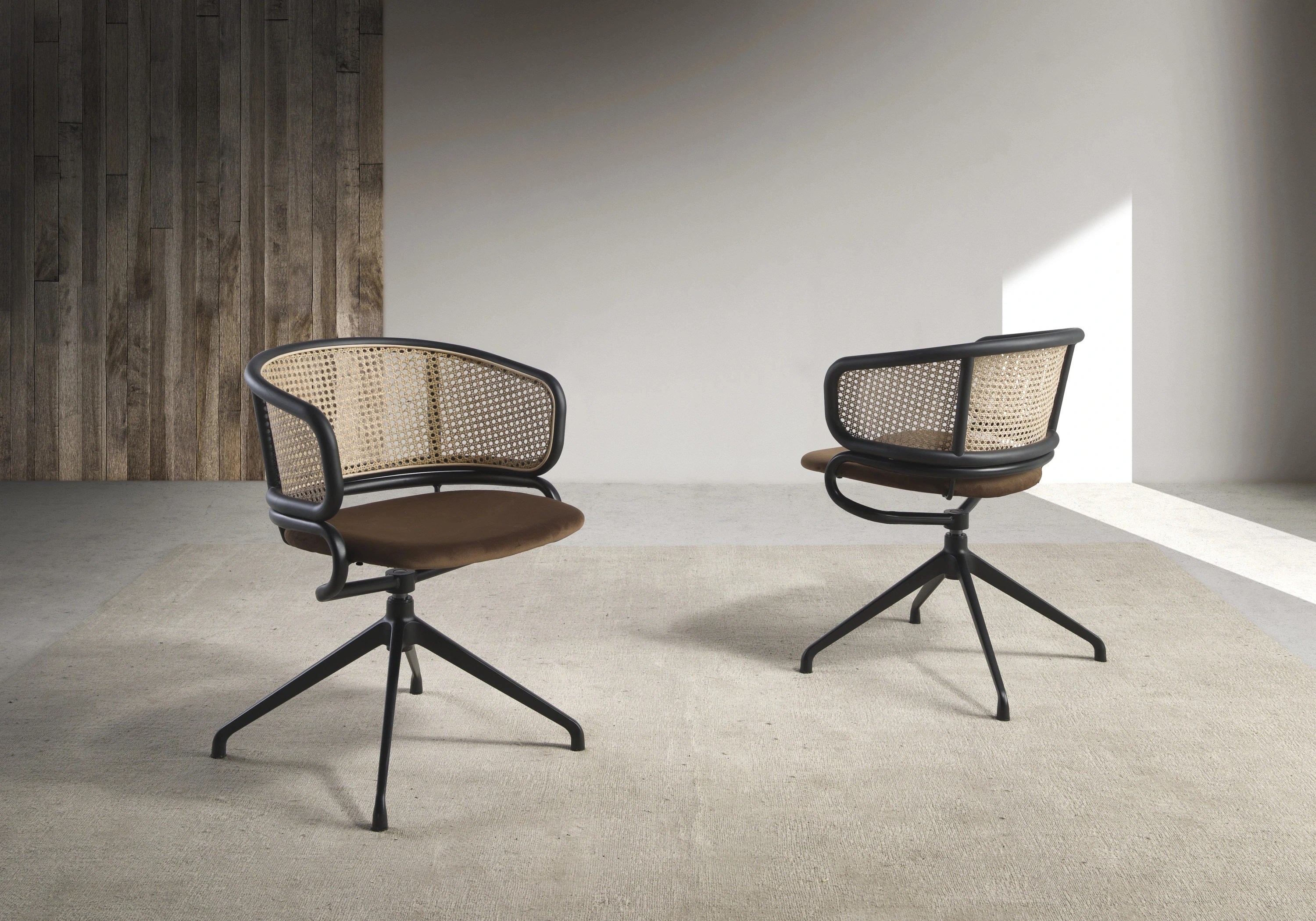 Chaise pivotante en rotin et velours brun