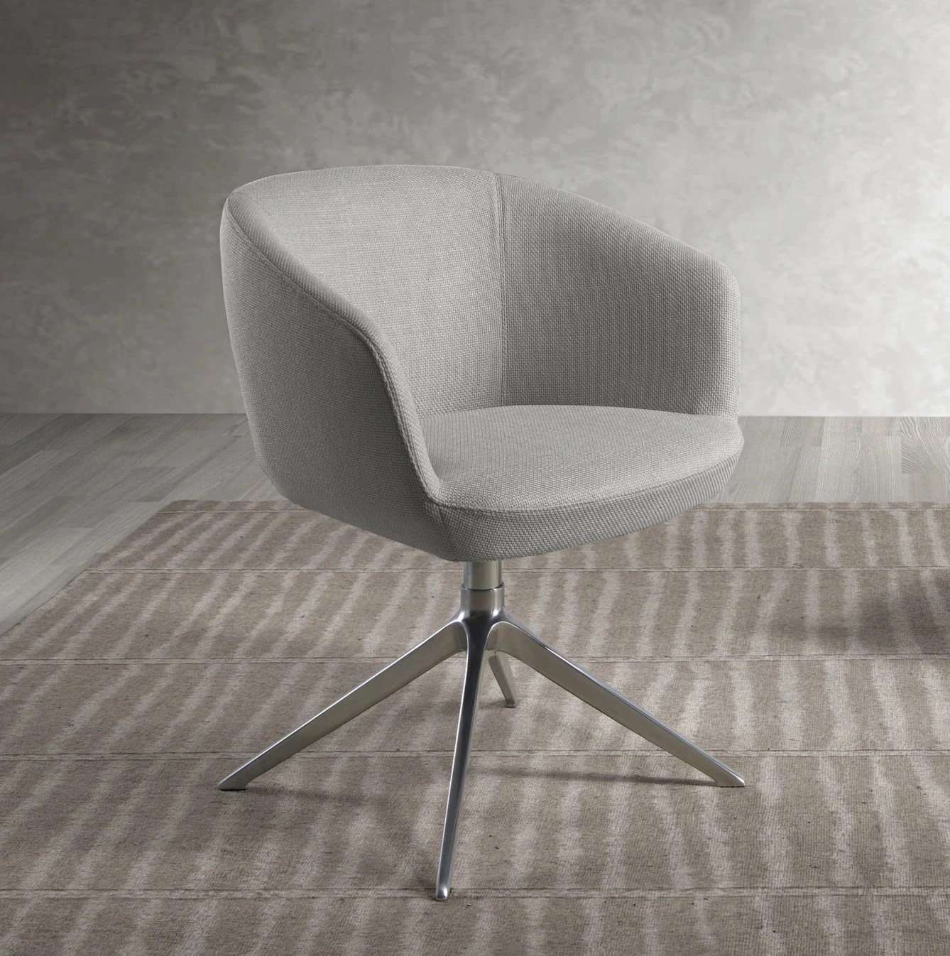 Chaise pivotante en tissu gris clair