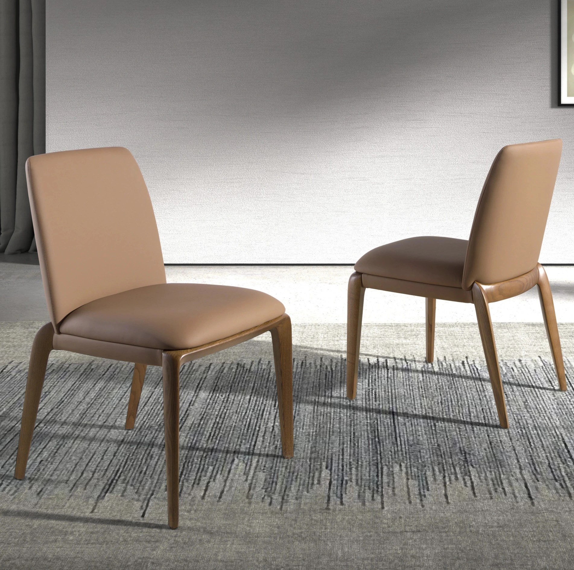 Chaise en similicuir marron
