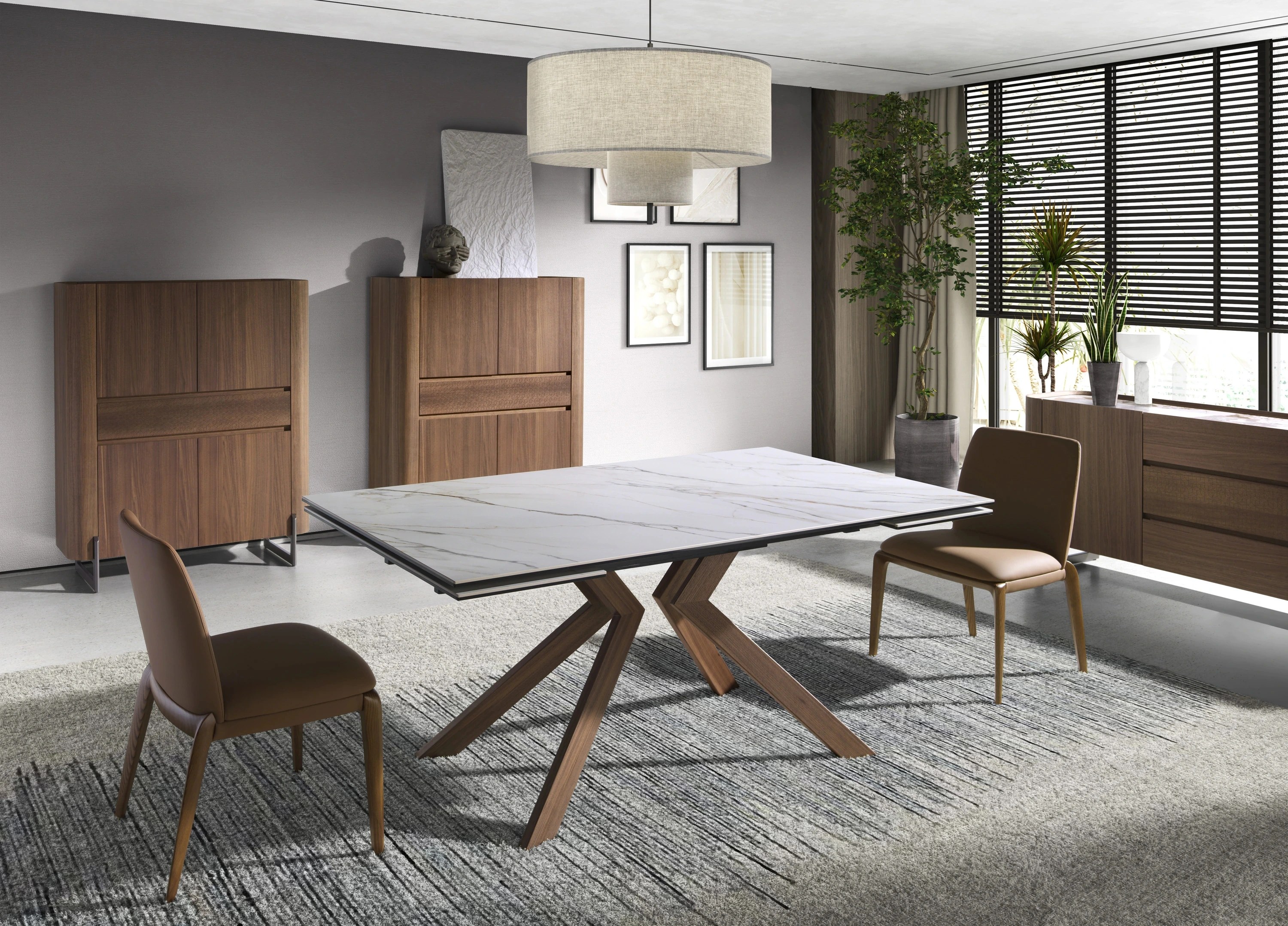 Chaise en similicuir marron