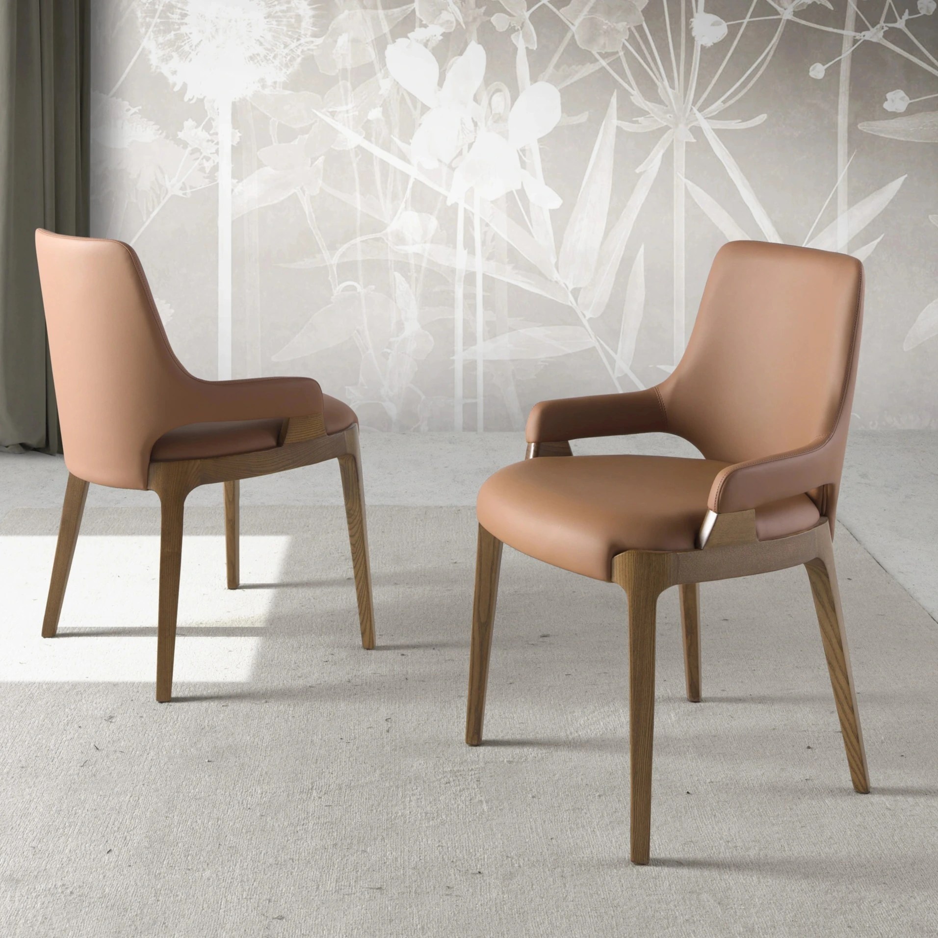 Chaise en similicuir marron