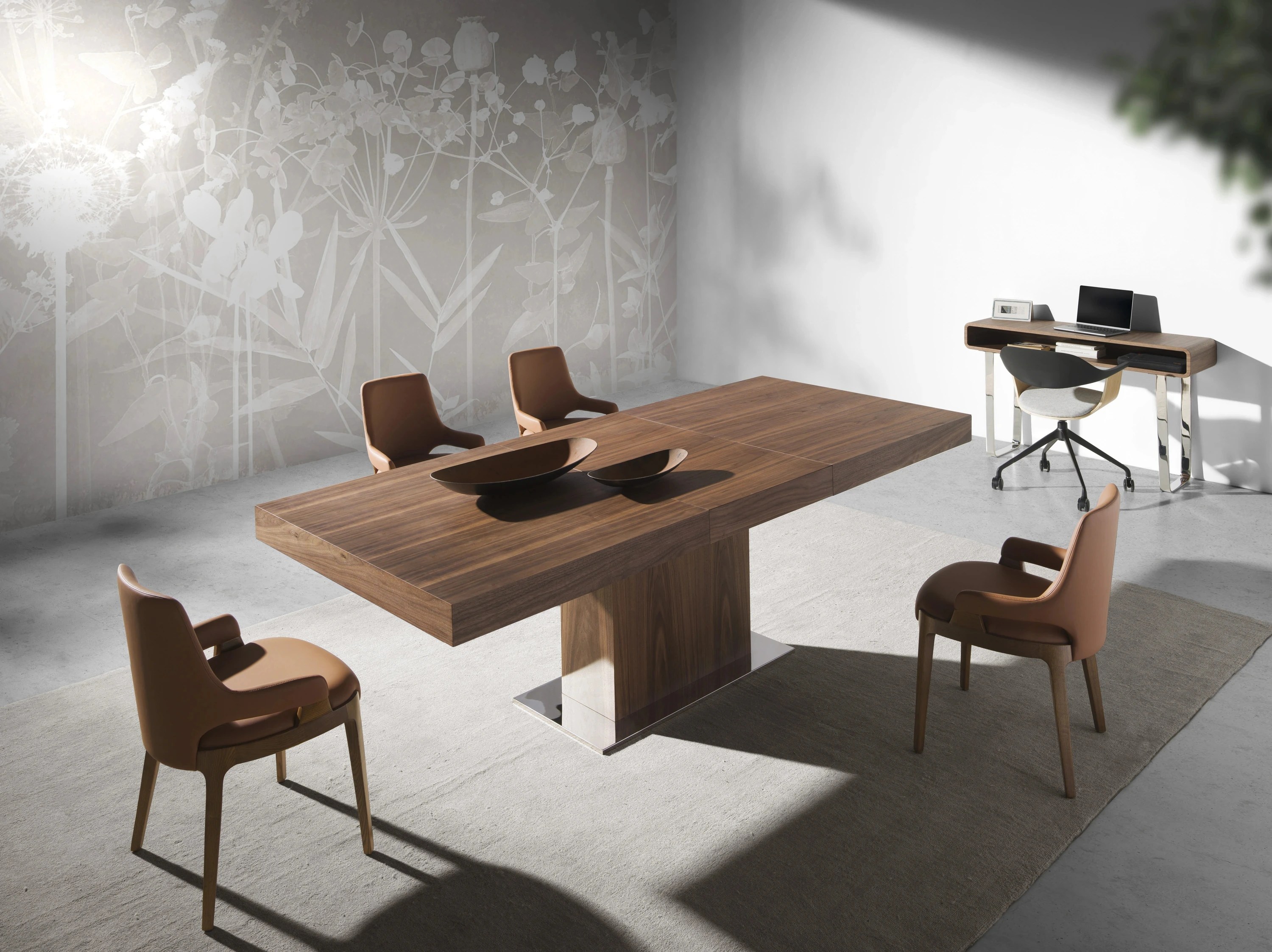 Chaise en similicuir marron