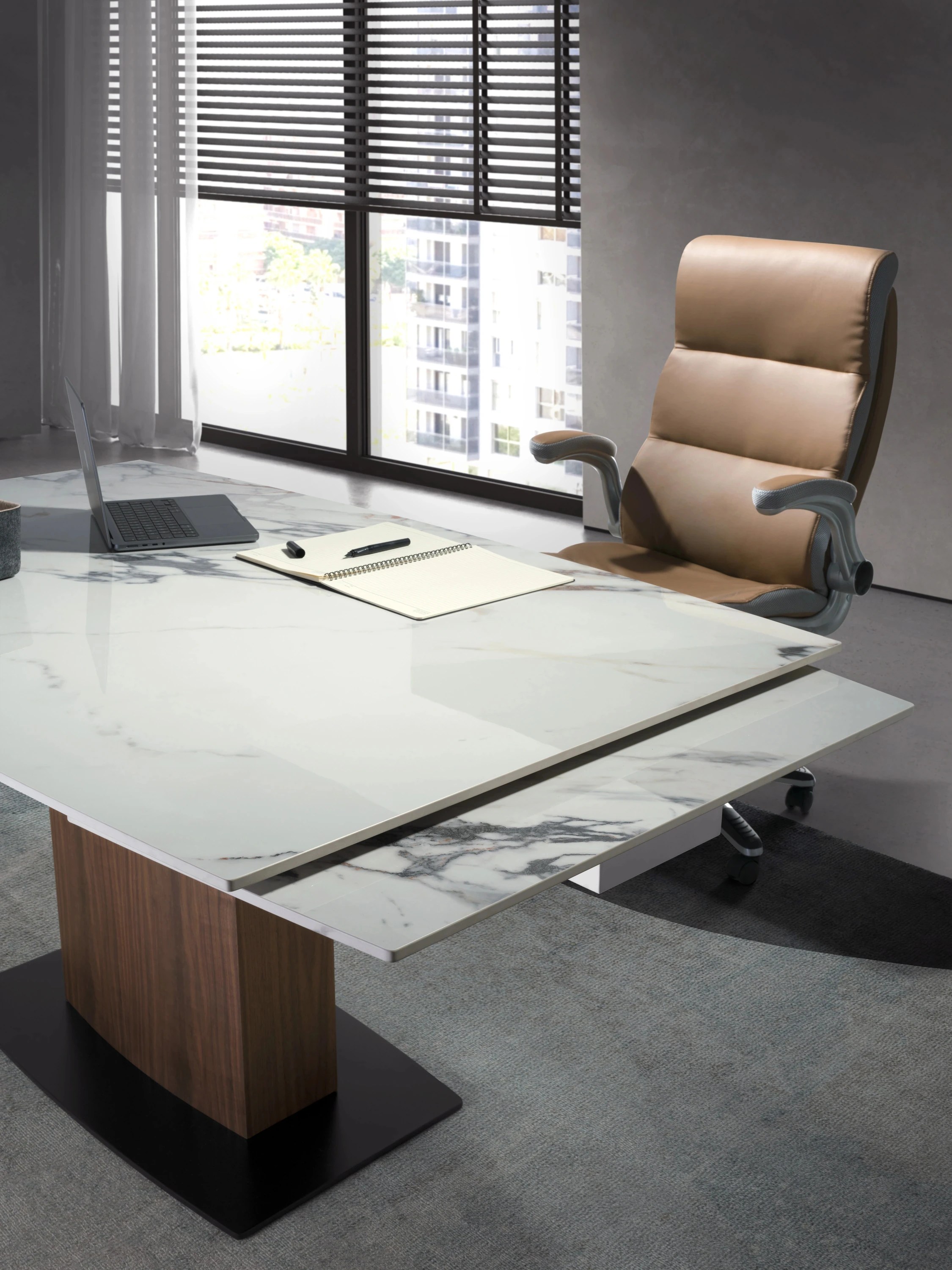 Fauteuil de bureau pivotante en similicuir marron