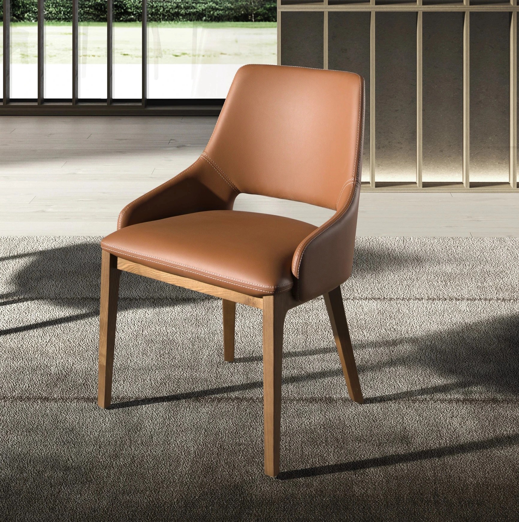 Chaise en similicuir marron