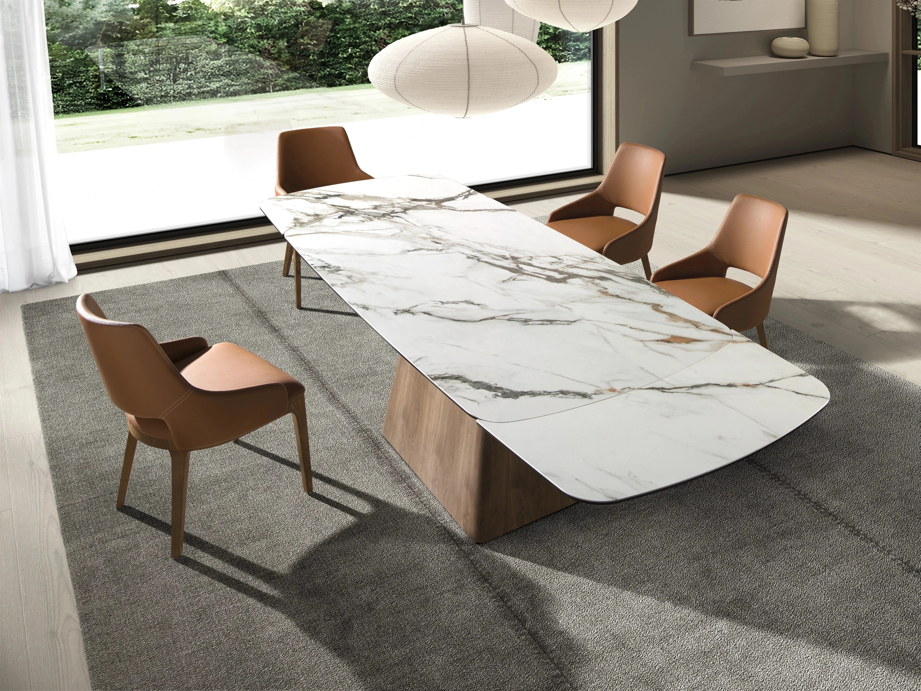 Chaise en similicuir marron