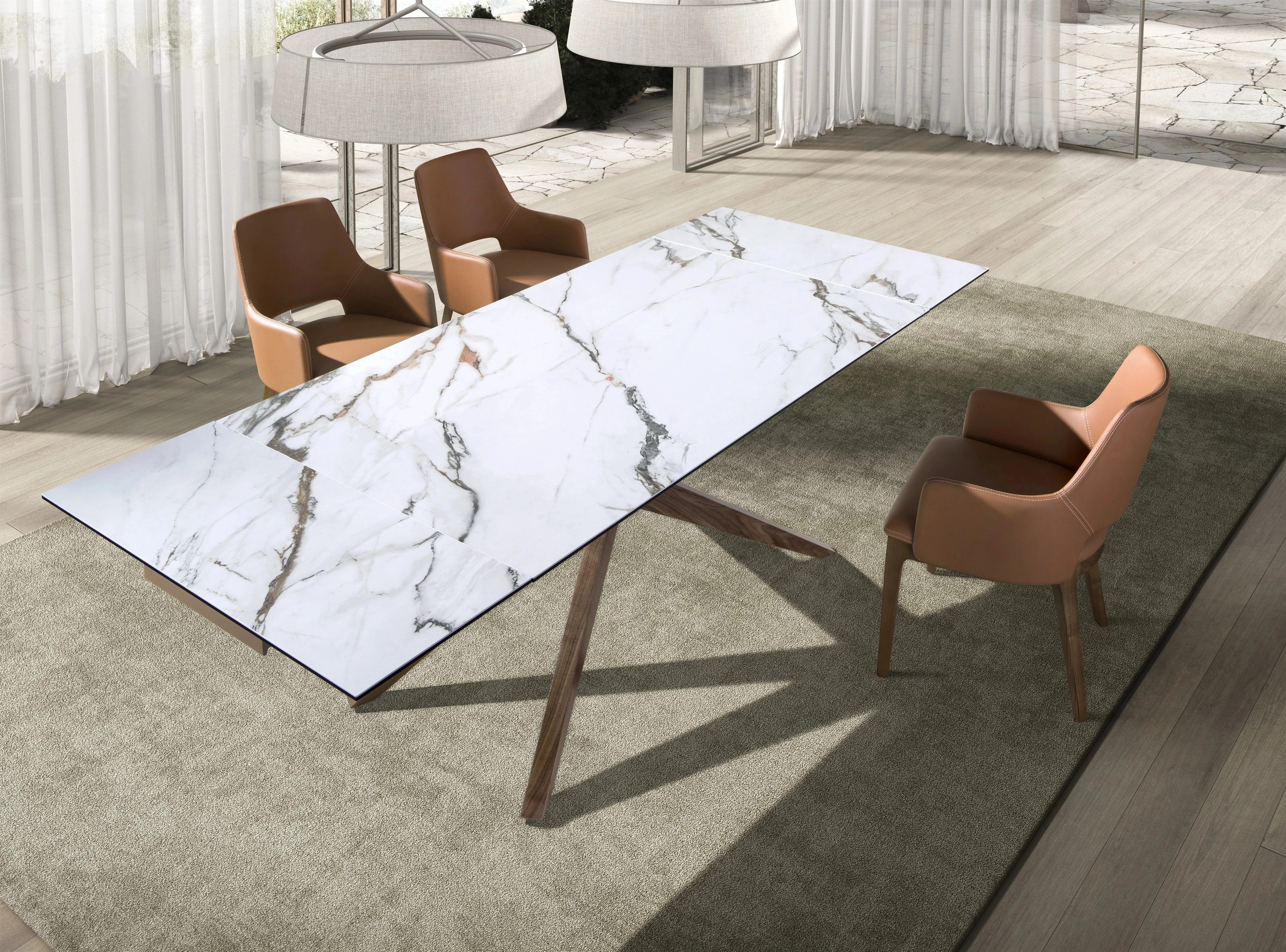 Chaise en similicuir marron