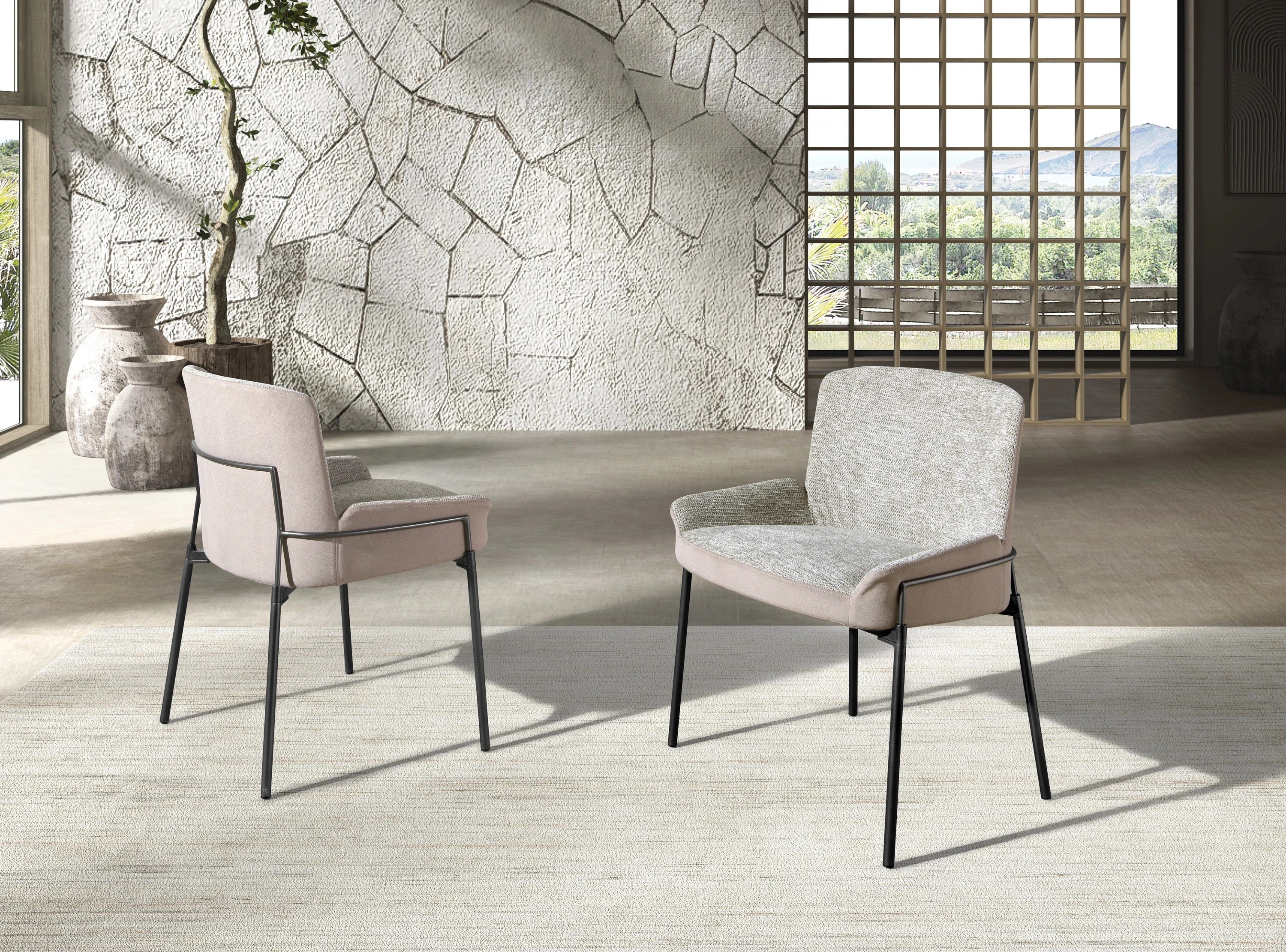 Chaise en tissu gris et velours marron