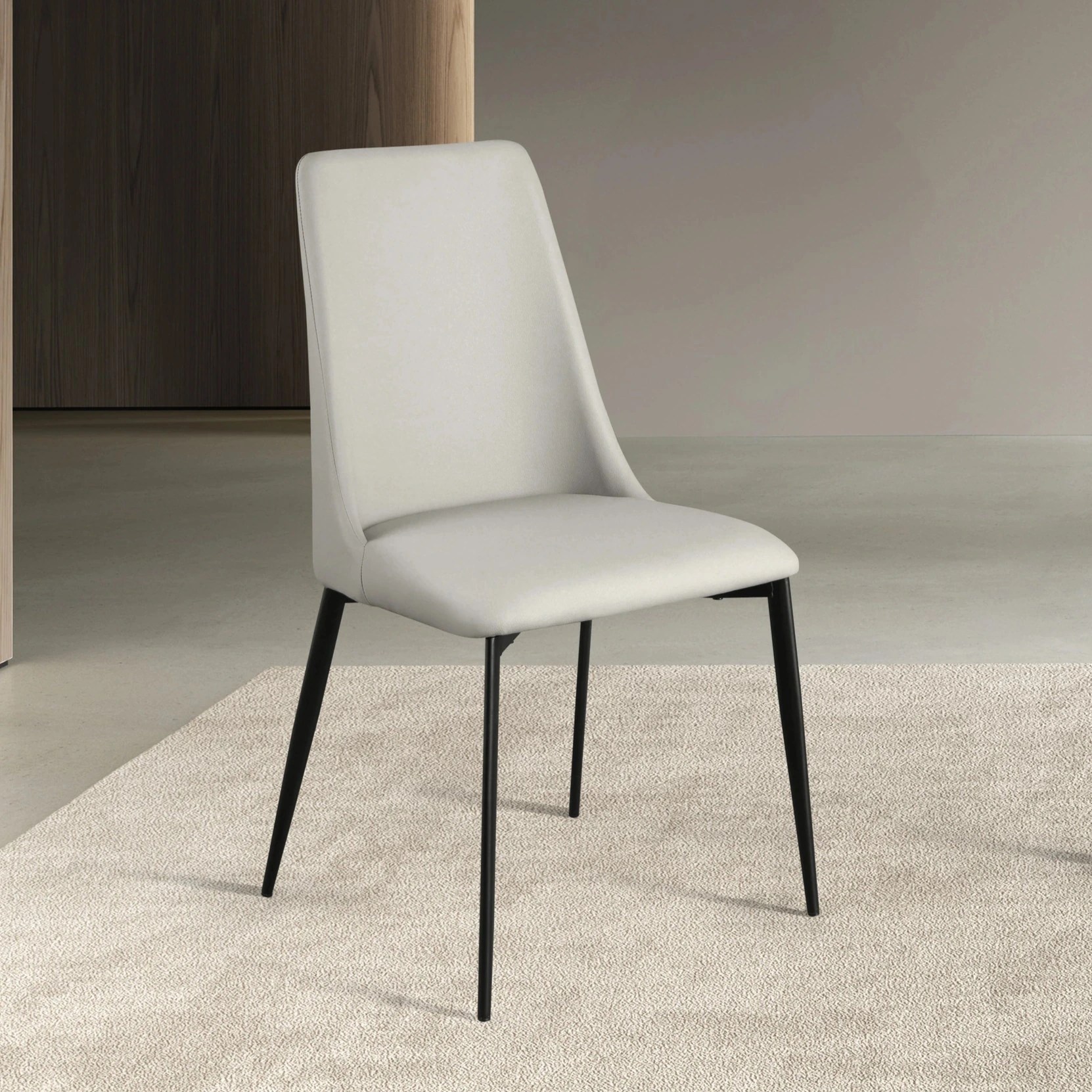 Chaise en similicuir gris clair