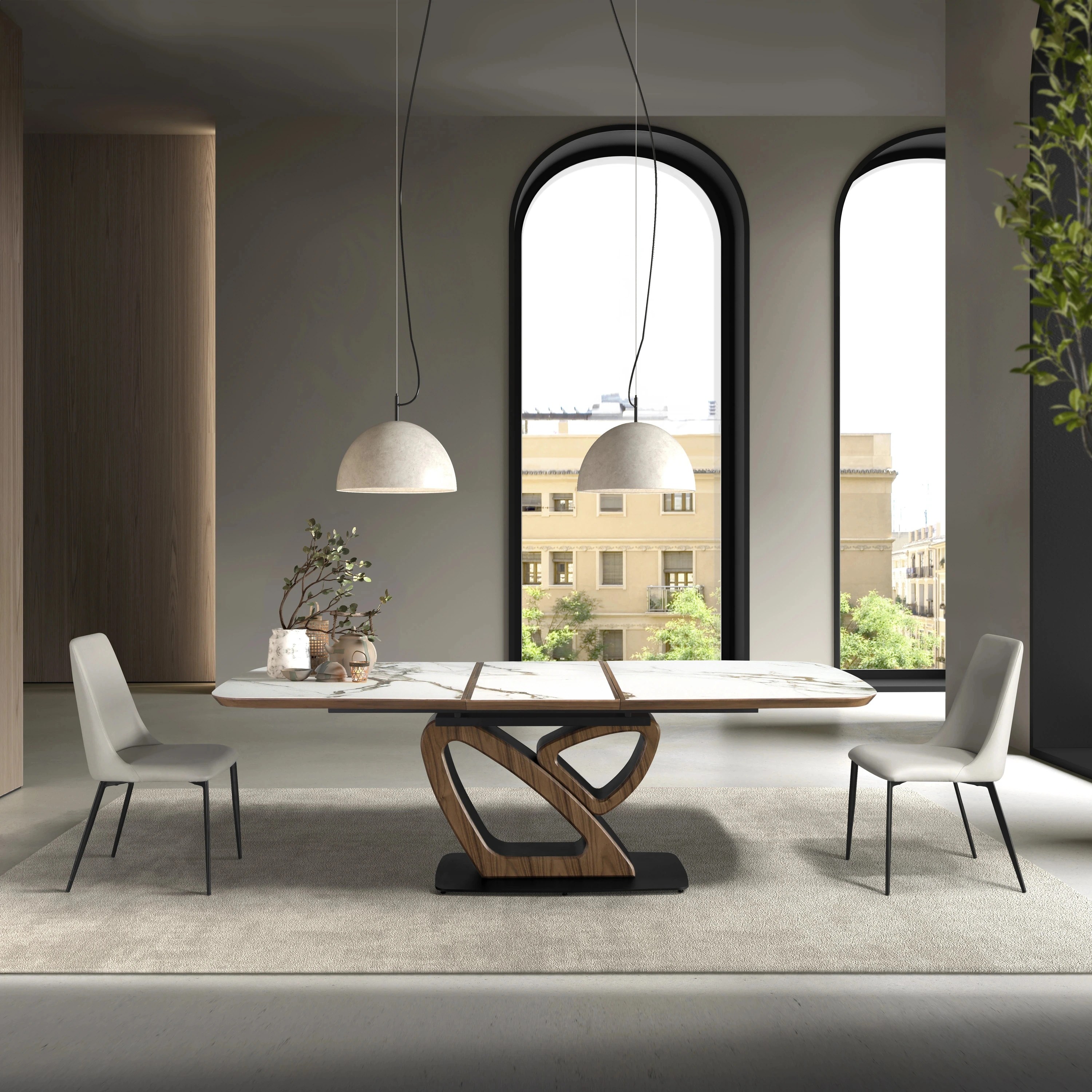 Chaise en similicuir gris clair
