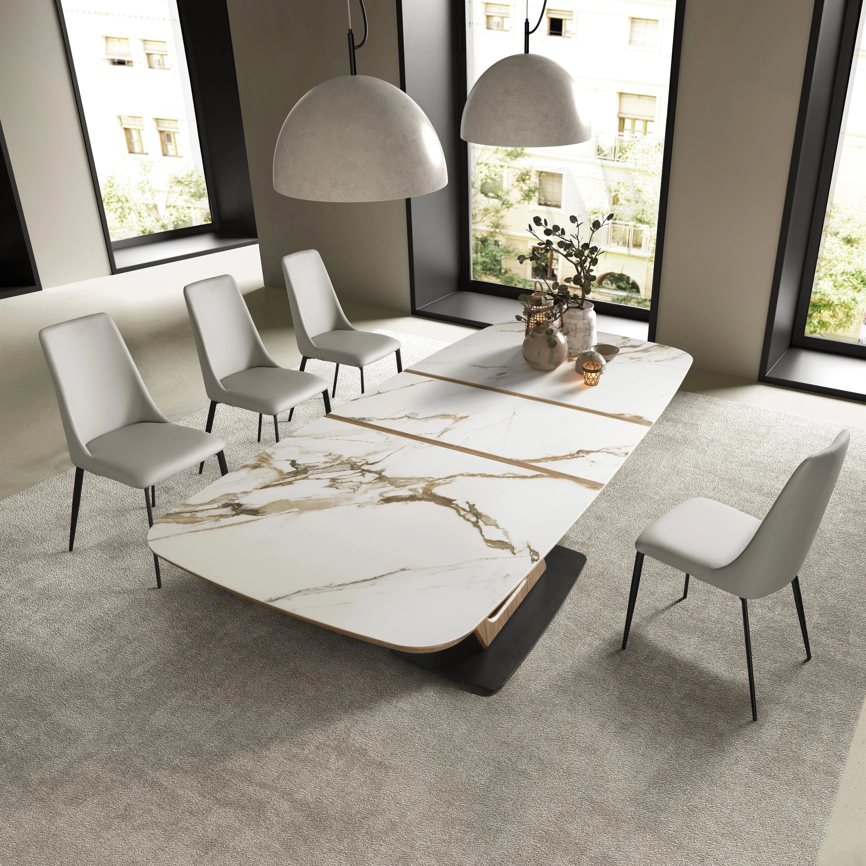Chaise en similicuir gris clair