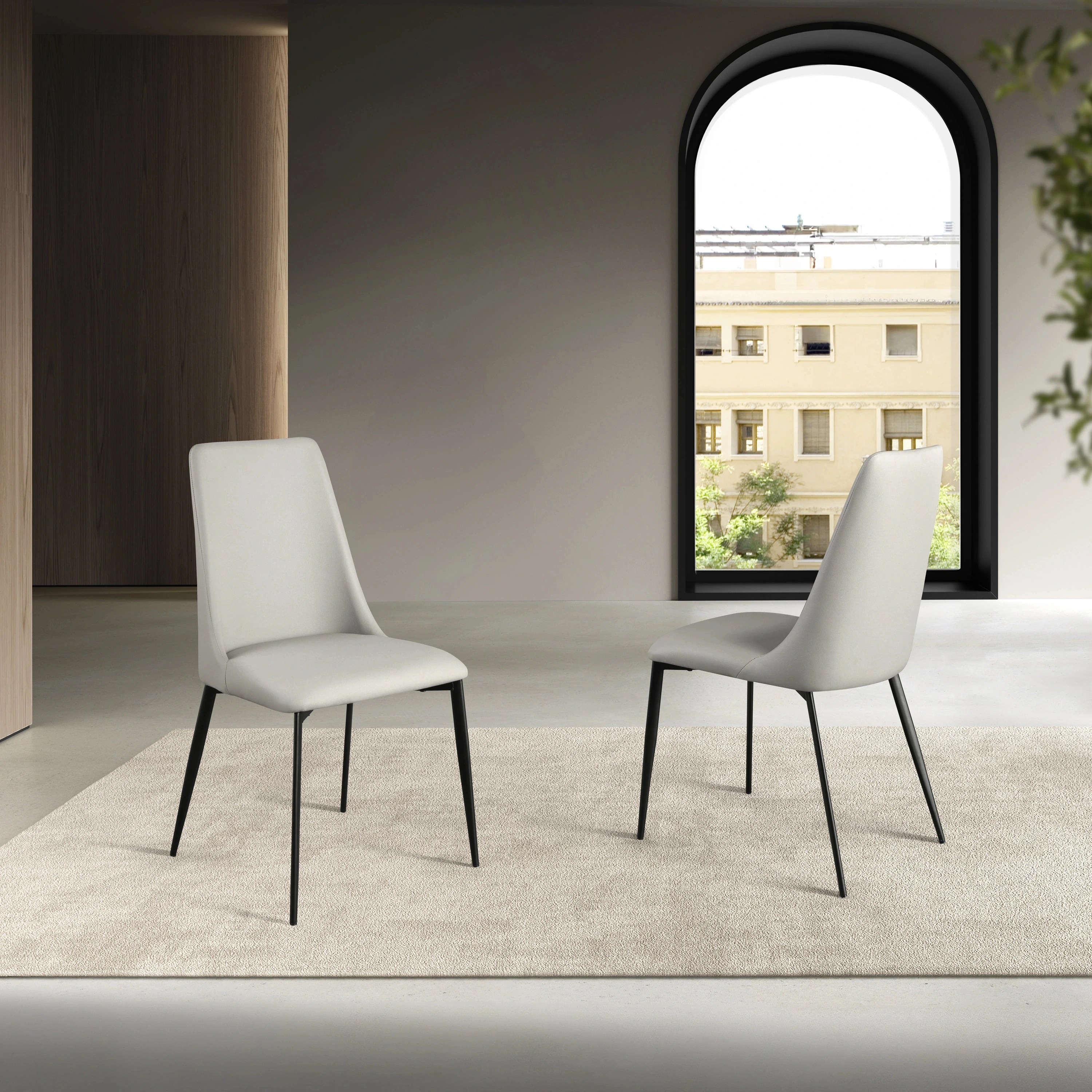 Chaise en similicuir gris clair