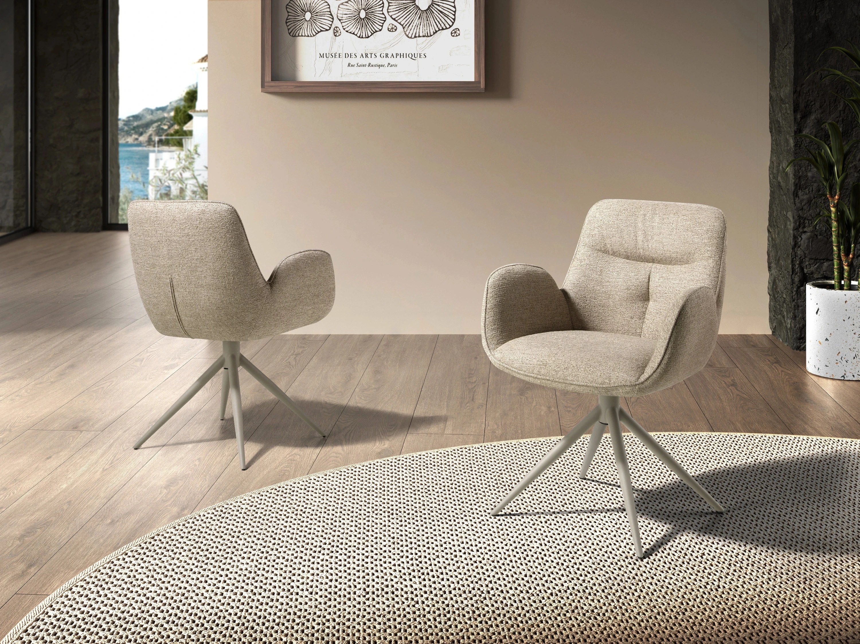 Chaise pivotante en tissu beige