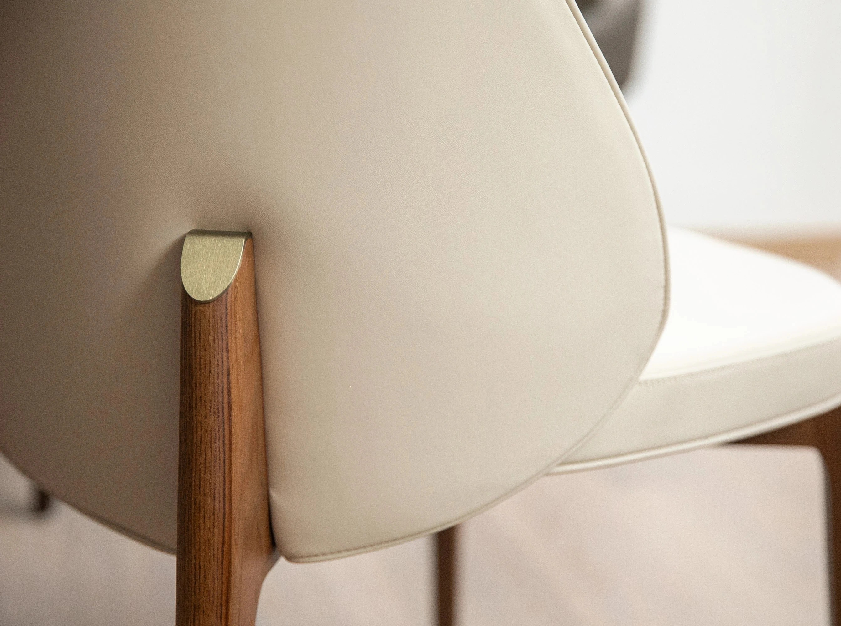 Chaise en similicuir crème