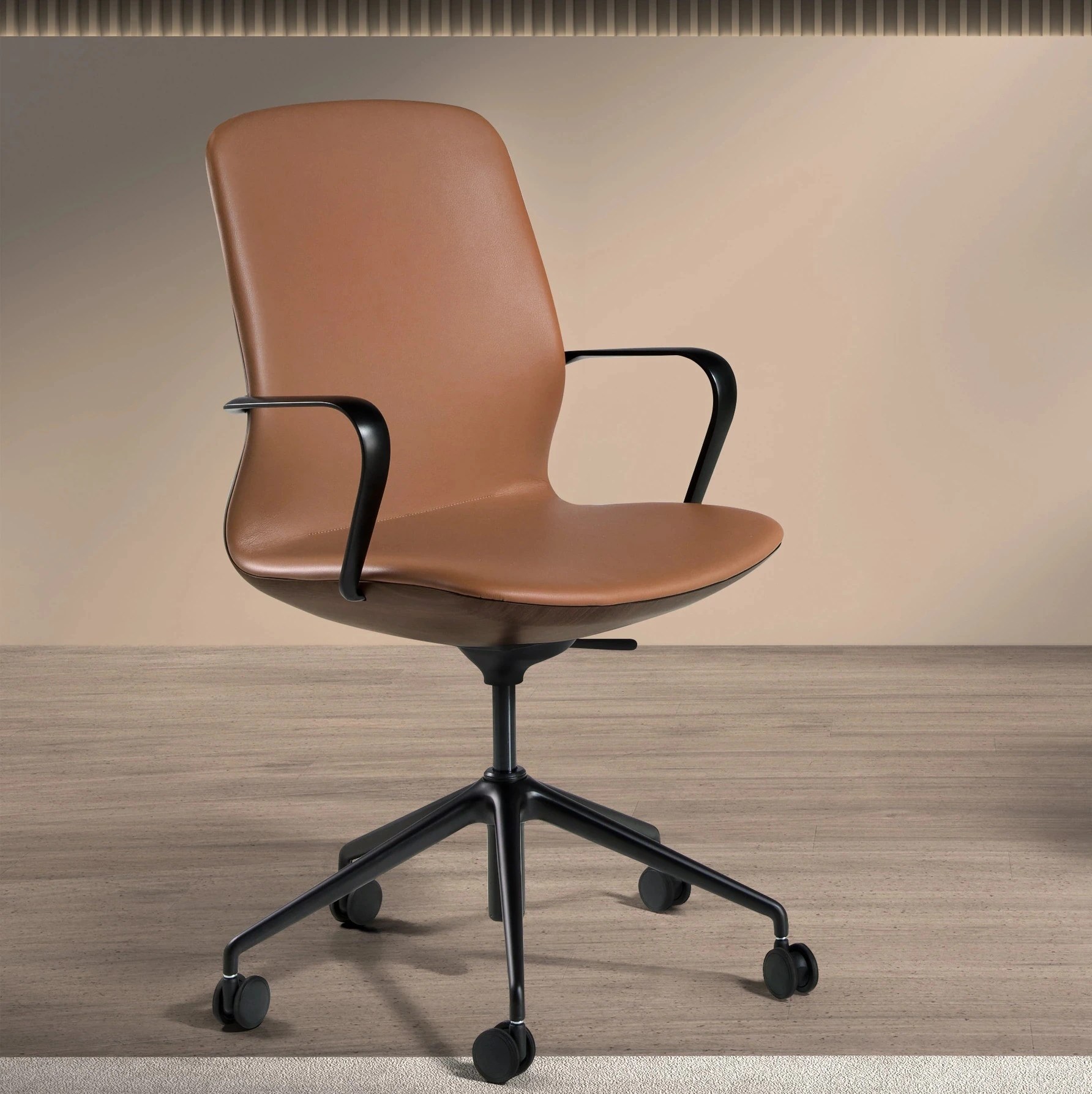 Fauteuil de bureau pivotant en similicuir marron