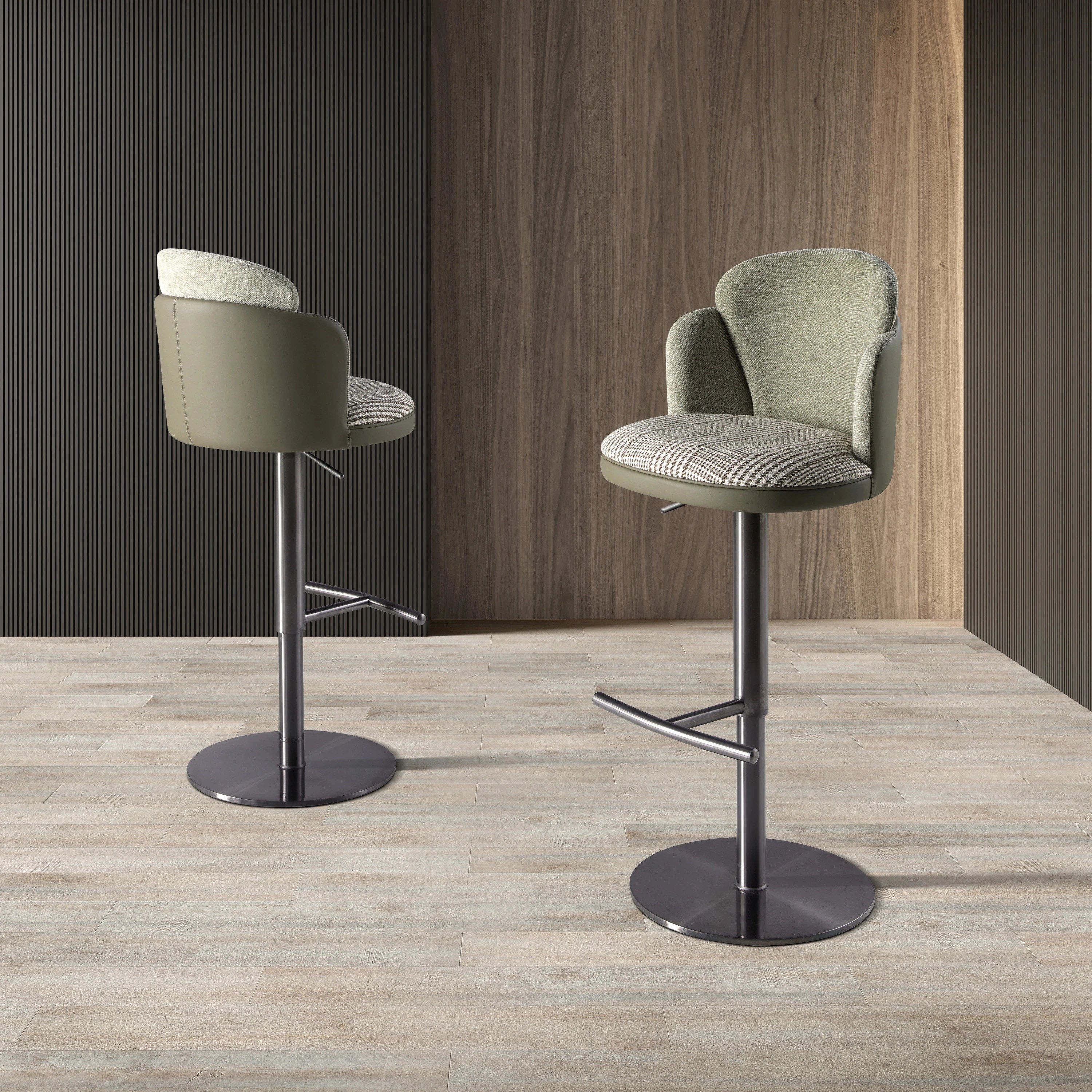Tabouret pivotant en tissu vert foncé et blanc et similicuir vert olive