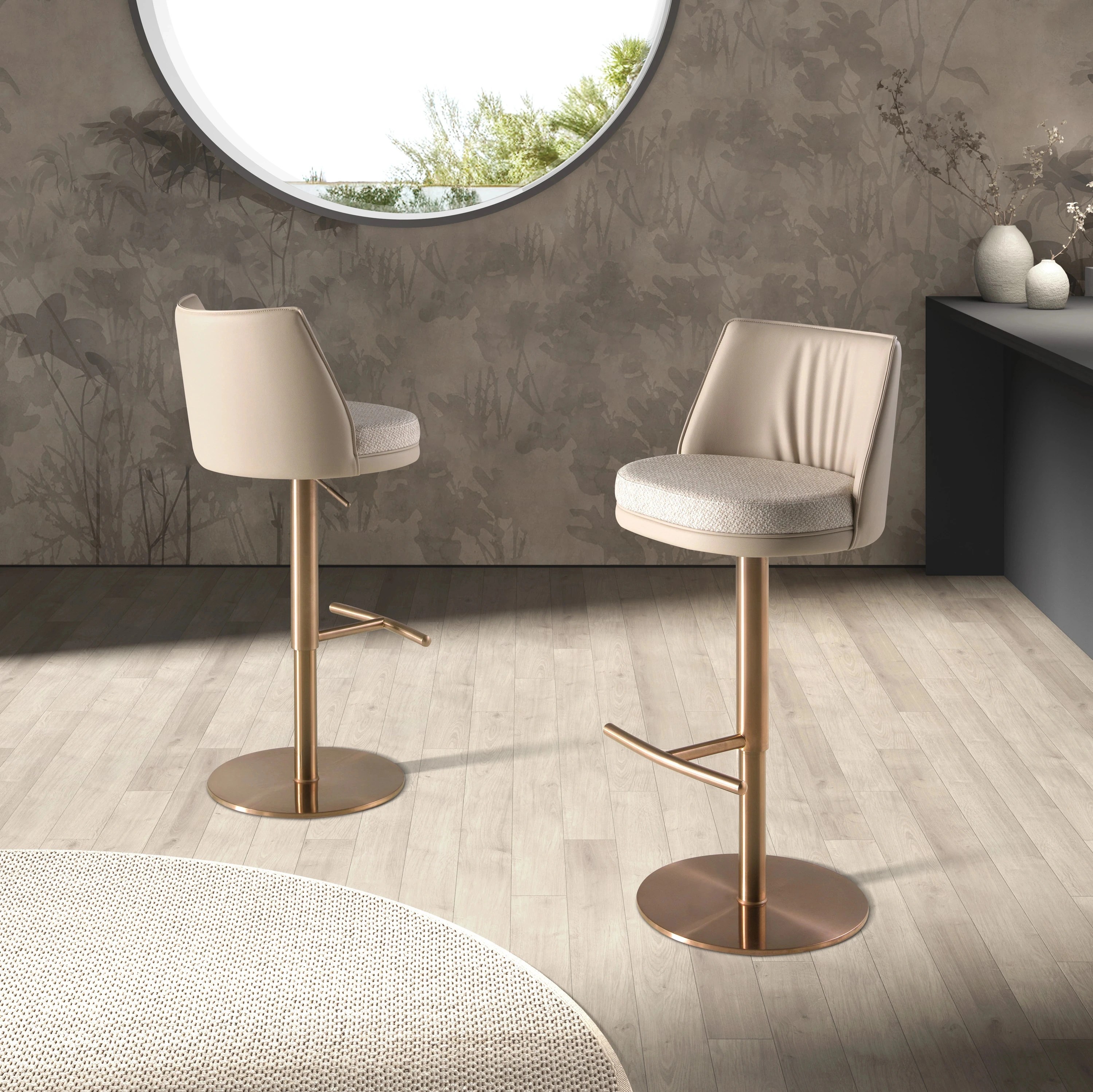 Tabouret pivotant en tissu crème marbré et similicuir crème