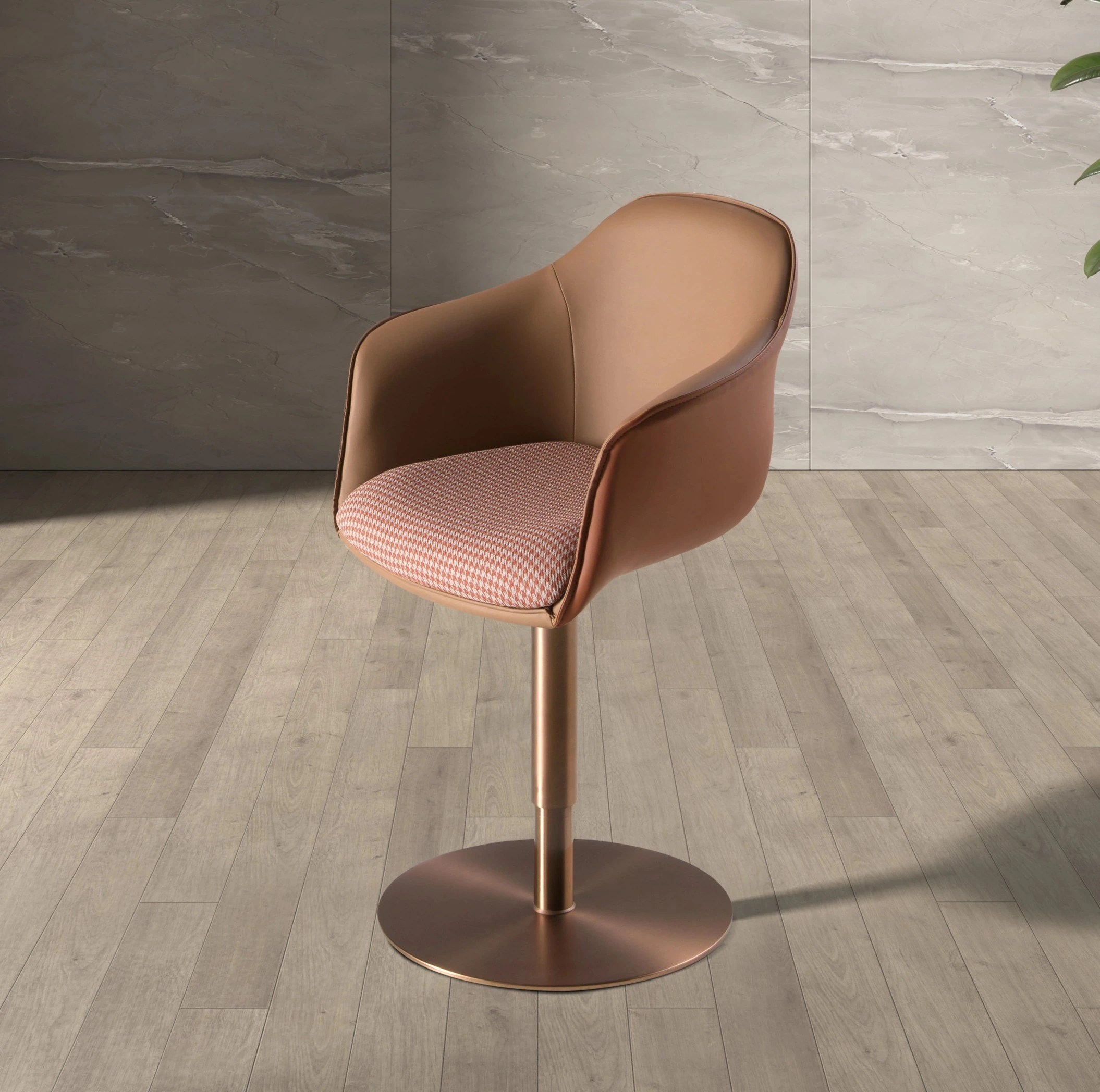 Chaise pivotante tissu marron terracotta et beige et similicuir marron