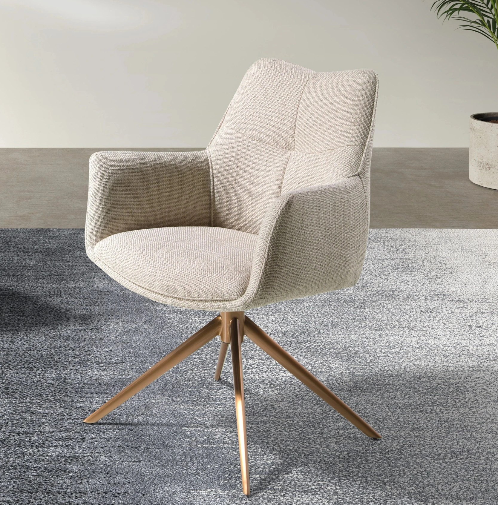 Chaise pivotante en tissu crème