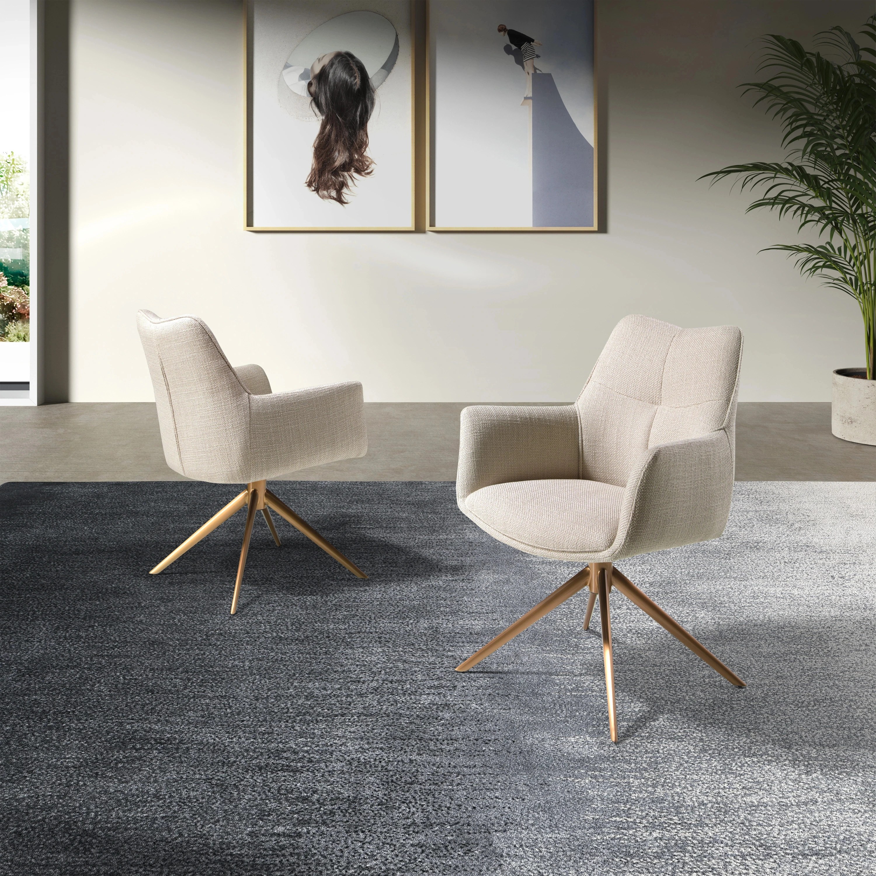 Chaise pivotante en tissu crème