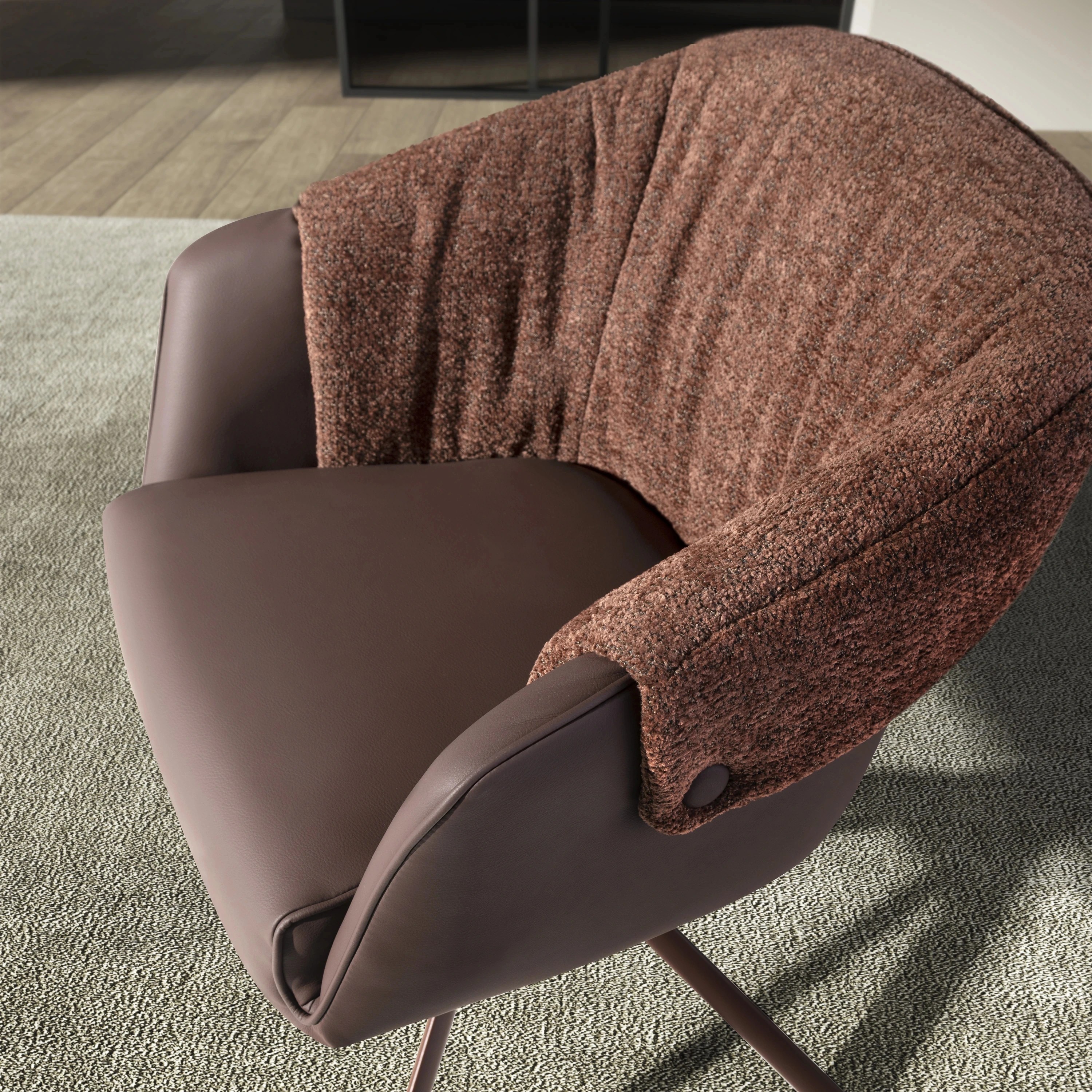 Chaise pivotante en similicuir marron cuivré et tissu marron chiné