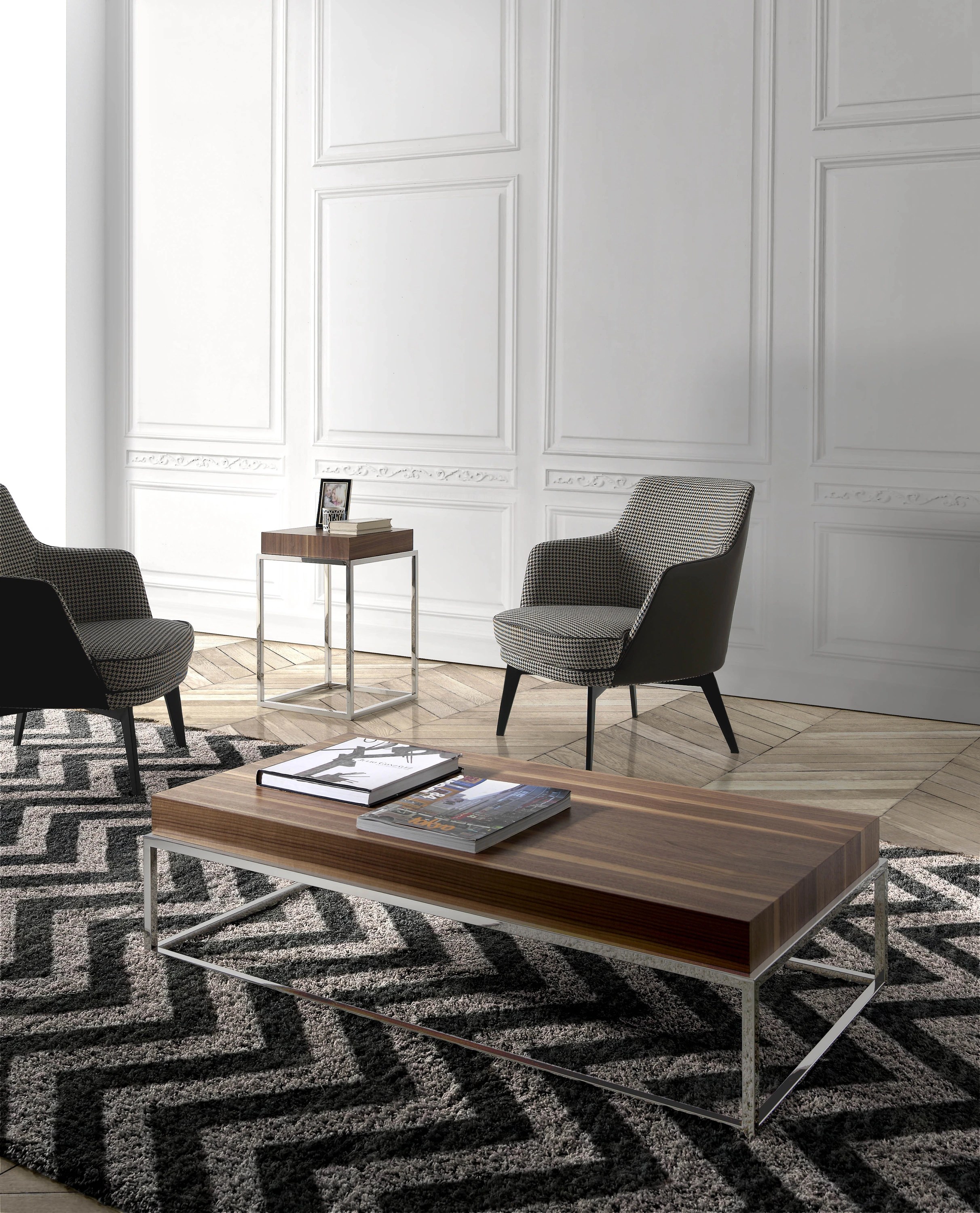 Fauteuil en similicuir brun chocolat et tissu noir et blanc
