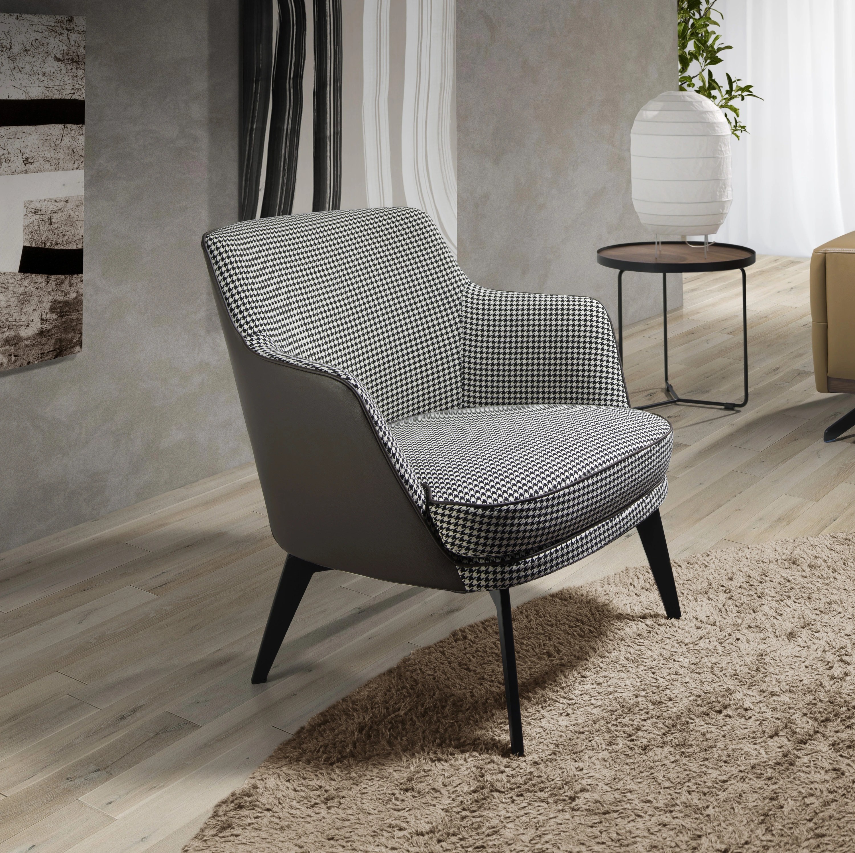 Fauteuil en similicuir brun chocolat et tissu noir et blanc