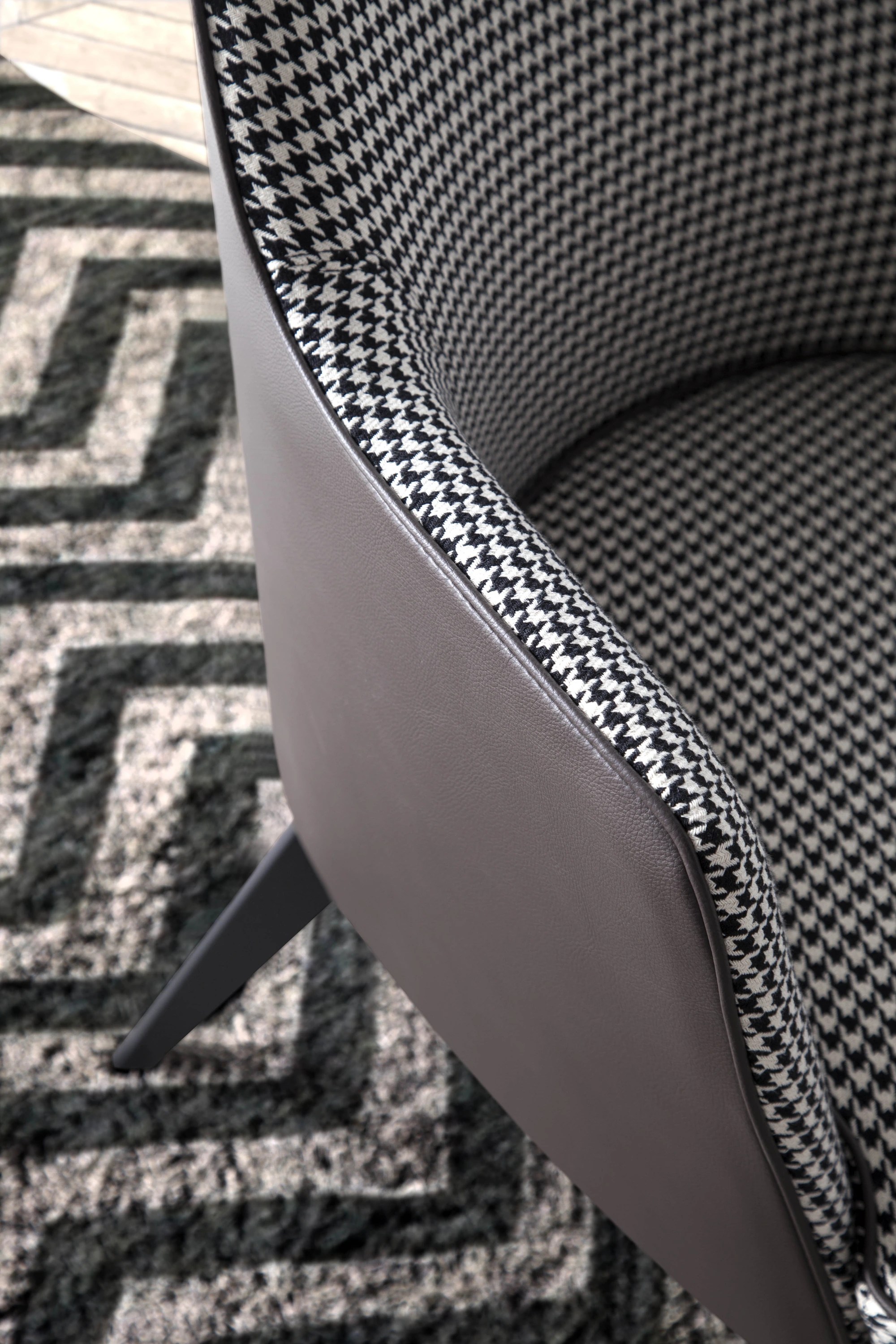 Fauteuil en similicuir brun chocolat et tissu noir et blanc