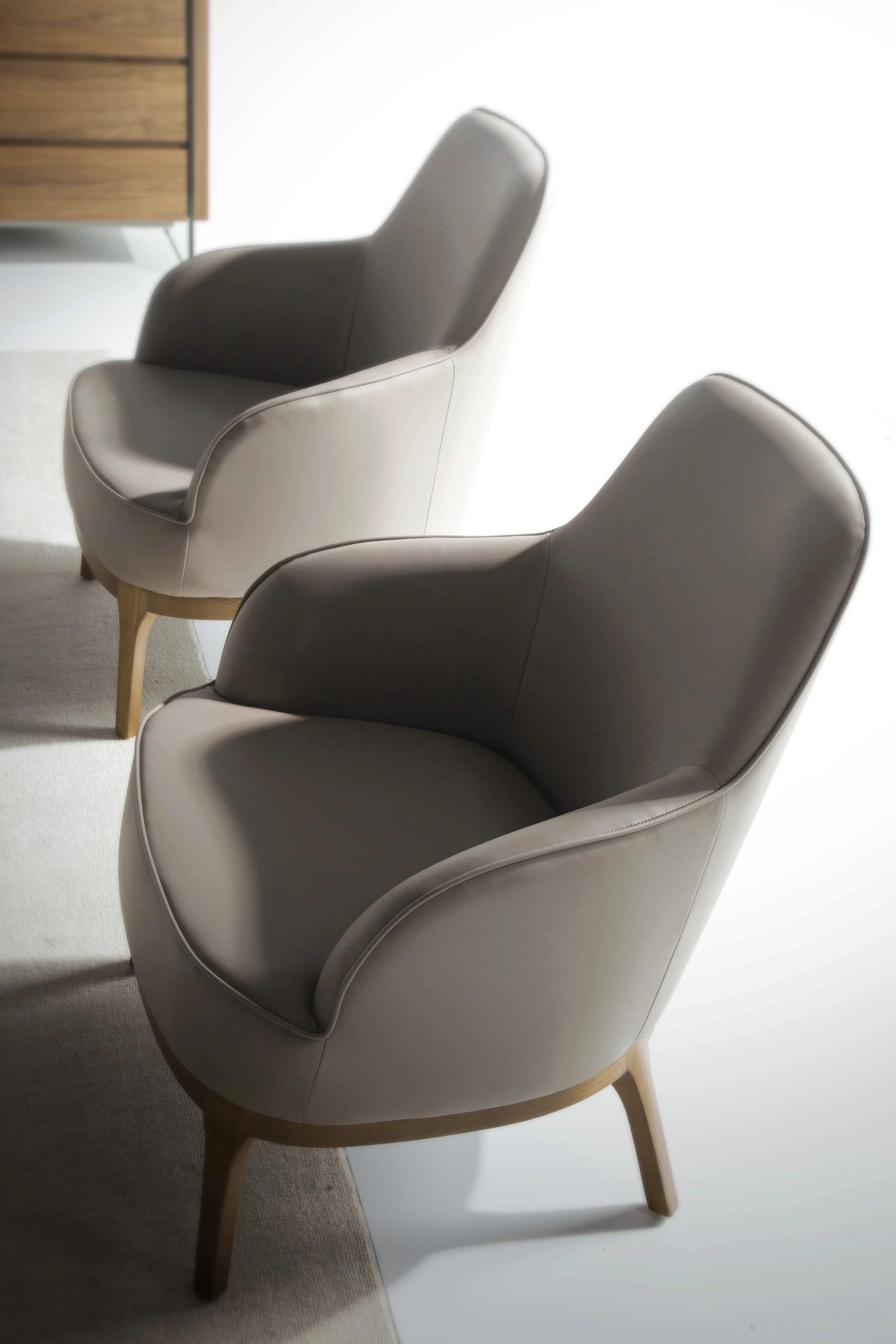 Fauteuil en similicuir gris taupe