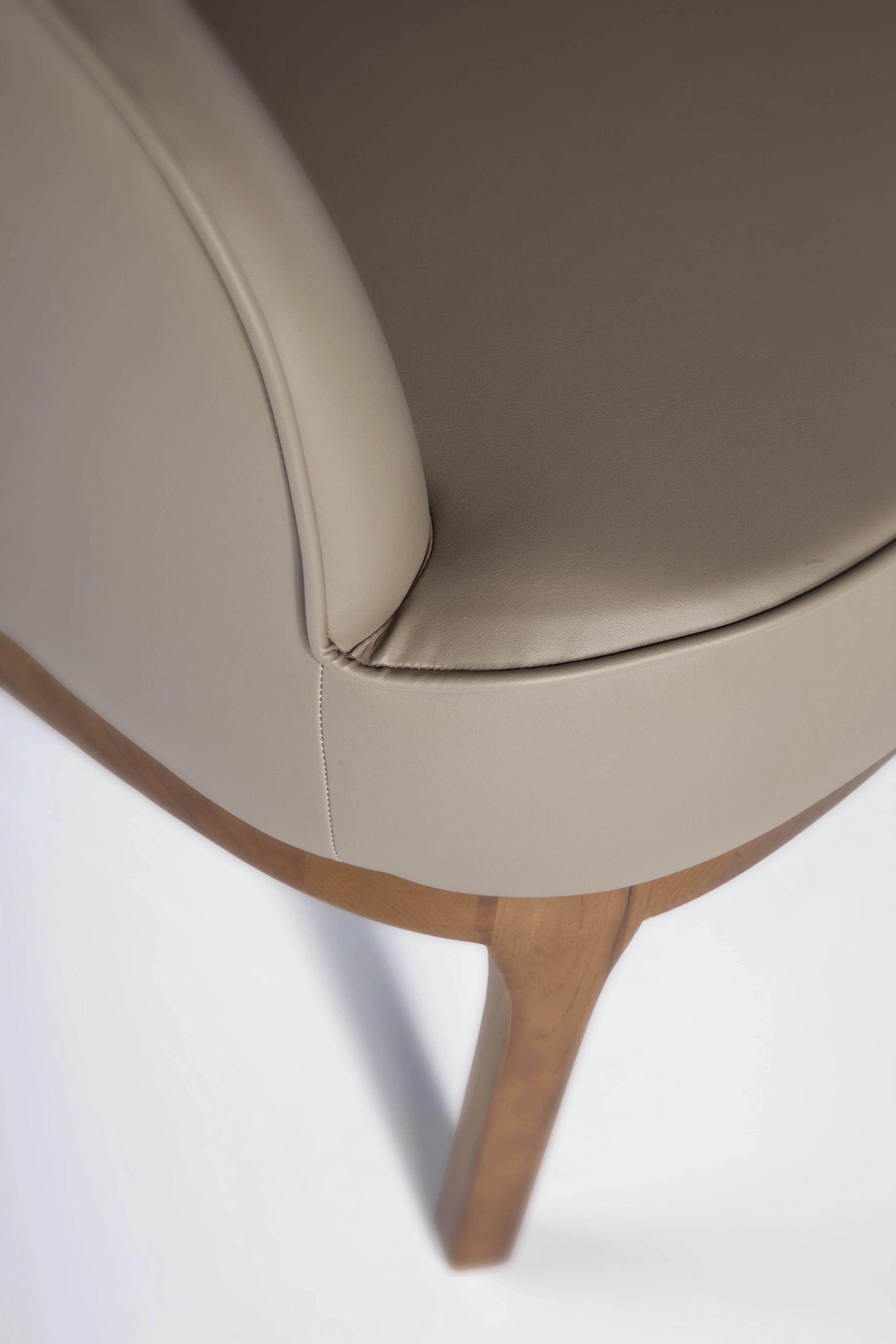 Fauteuil en similicuir gris taupe