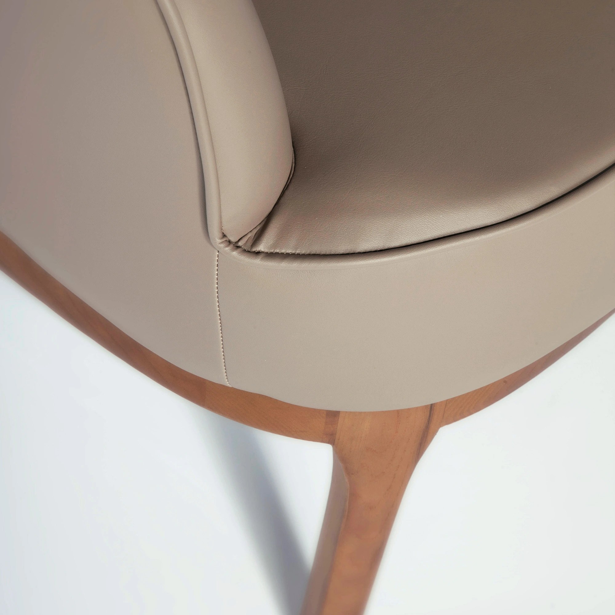 Fauteuil en similicuir gris taupe