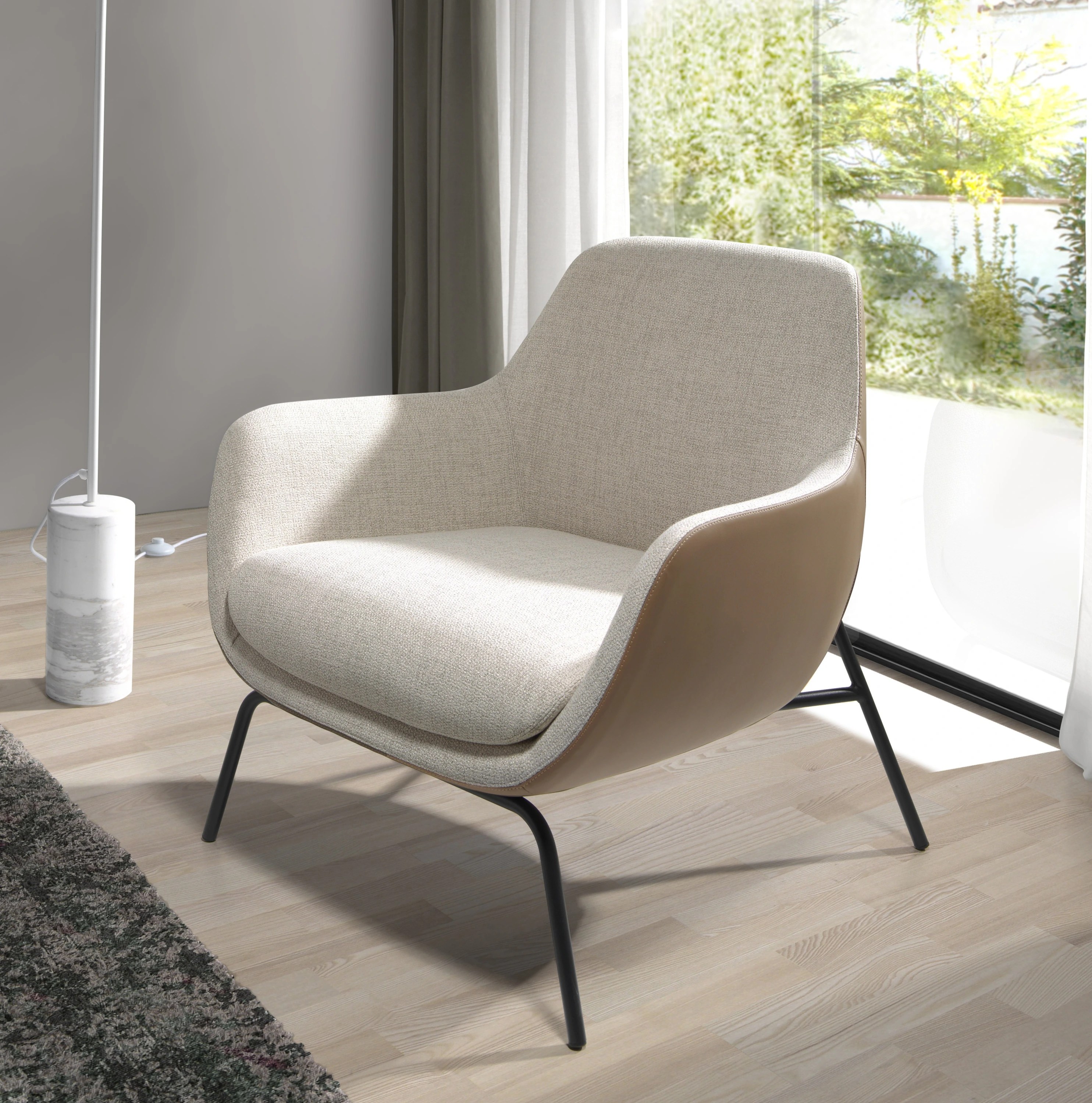 Fauteuil en tissu crème et similicuir marron