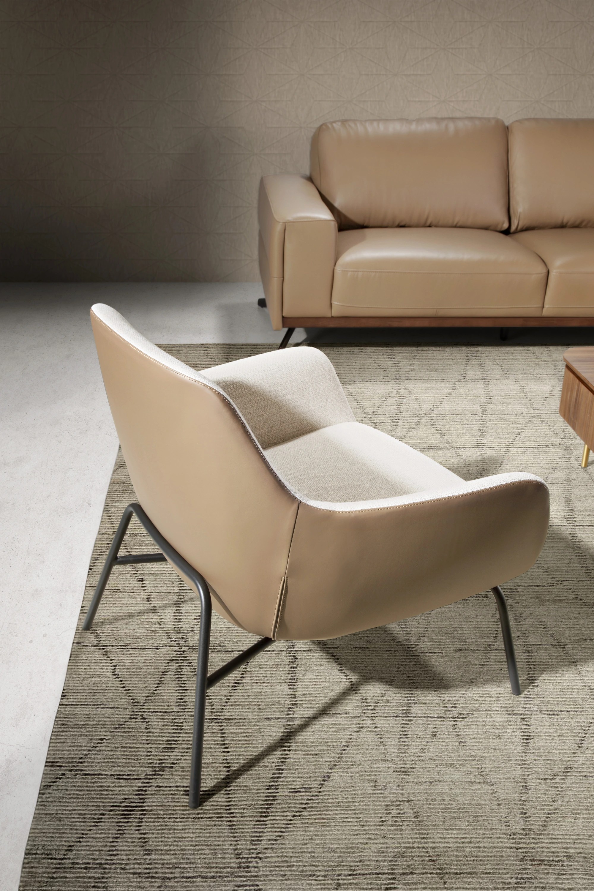 Fauteuil en tissu crème et similicuir marron