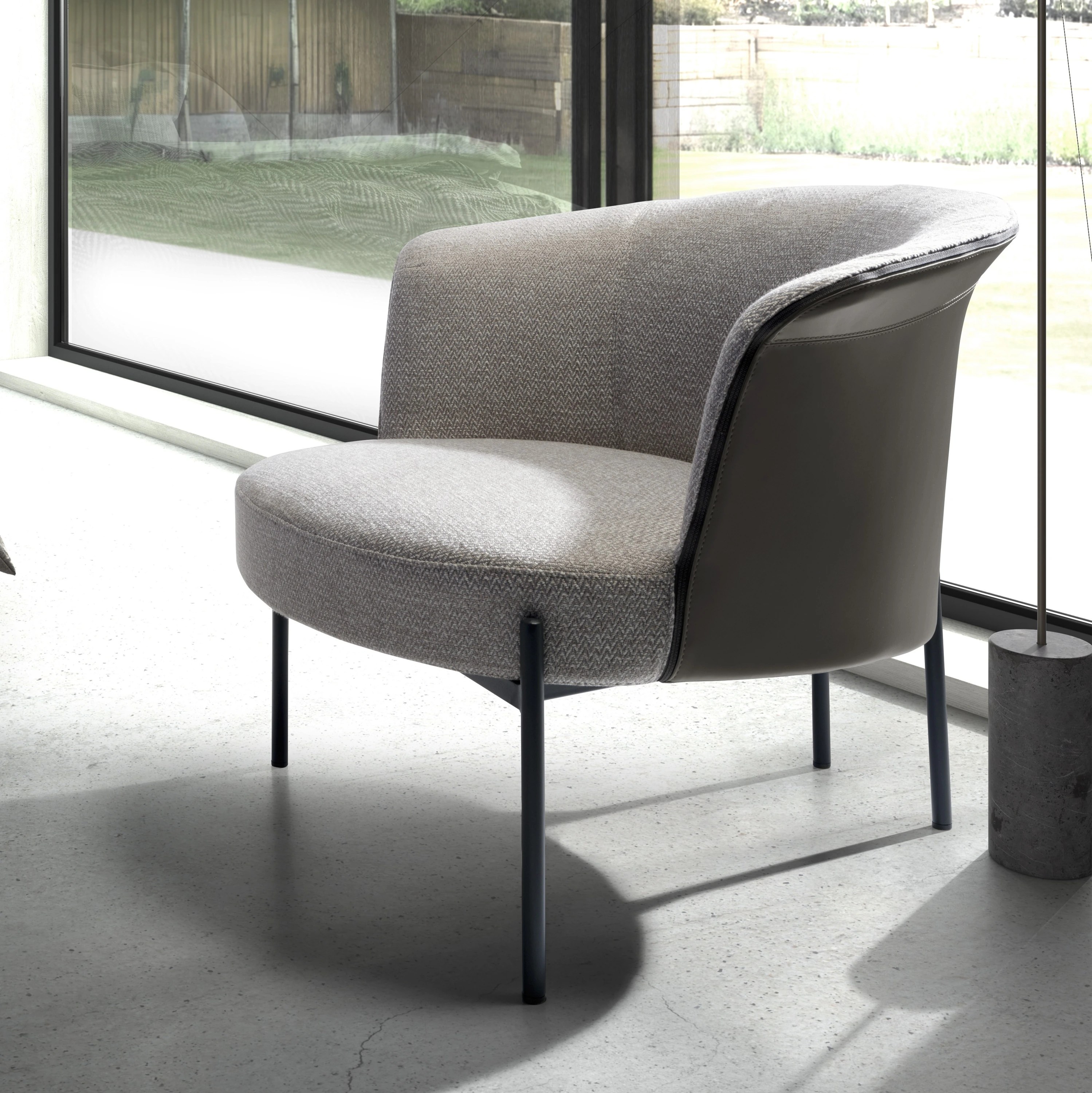 Fauteuil en tissu gris et similicuir gris foncé