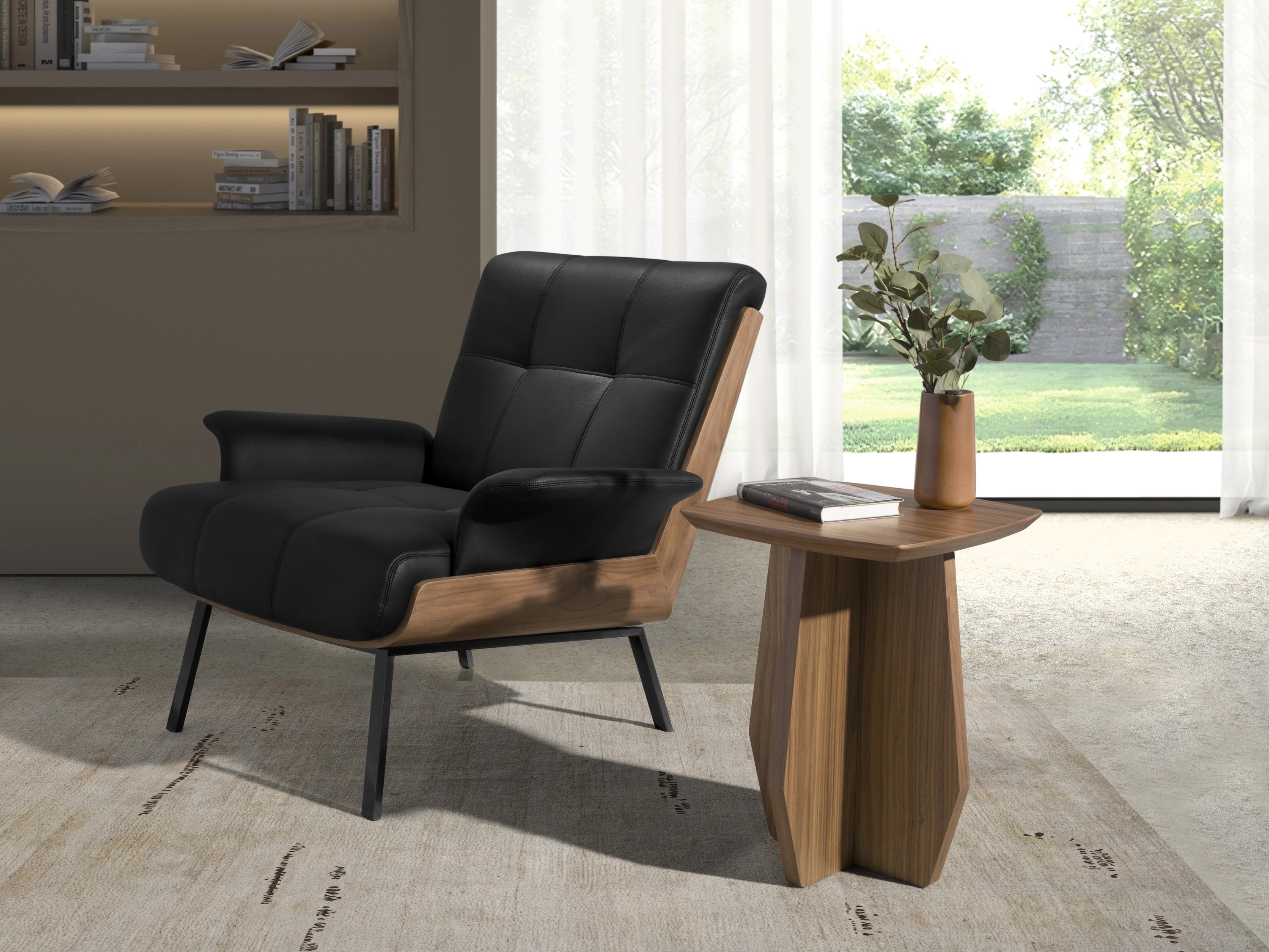 Fauteuil en similicuir noir et noyer