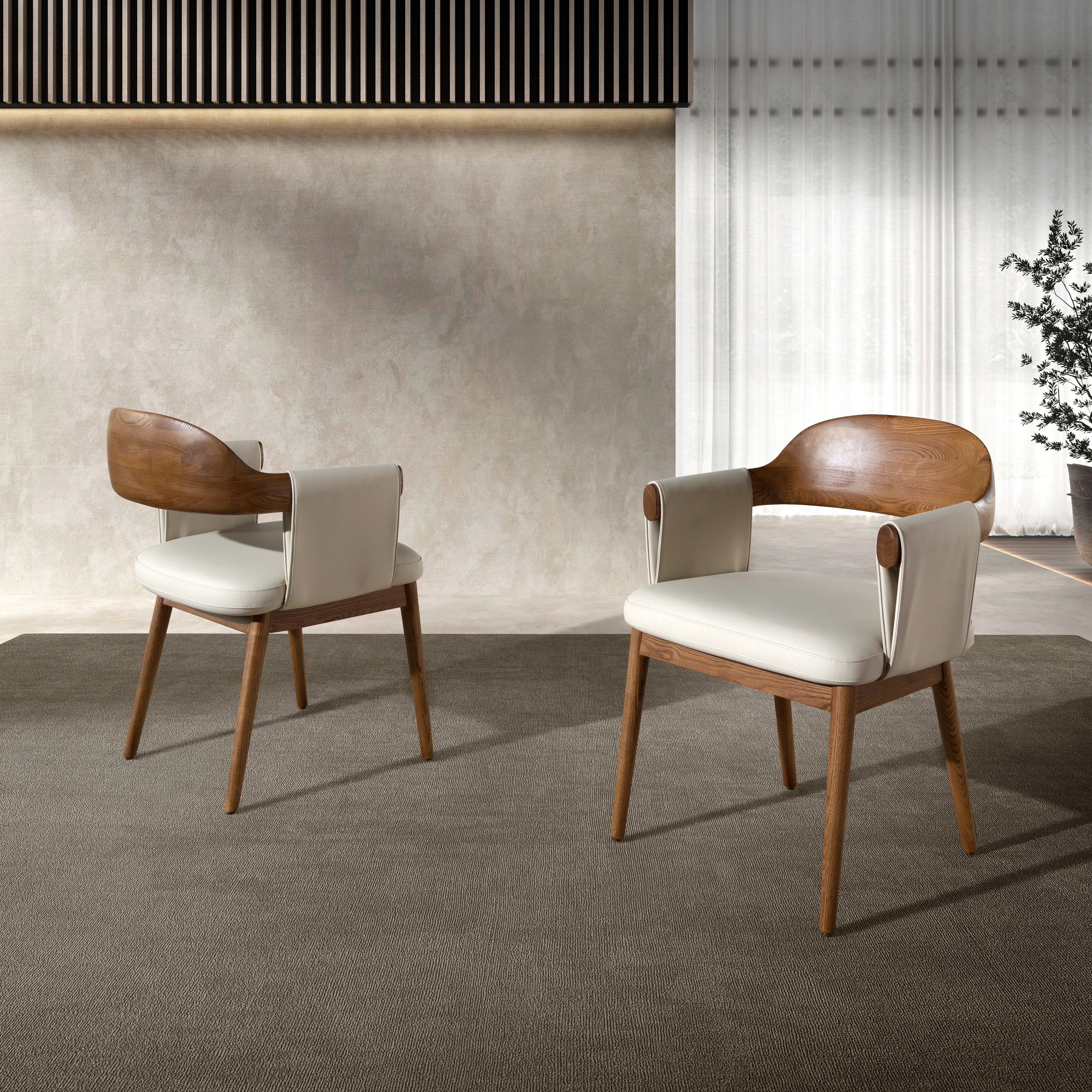 Chaise en noyer et simili-cuir crème