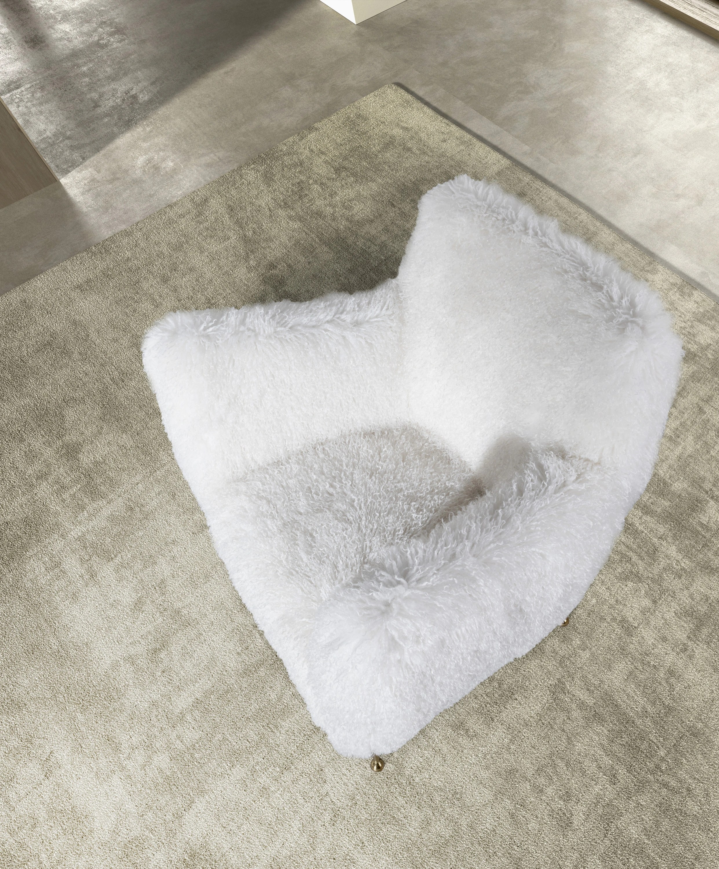 Fauteuil en tissu blanc à poils longs