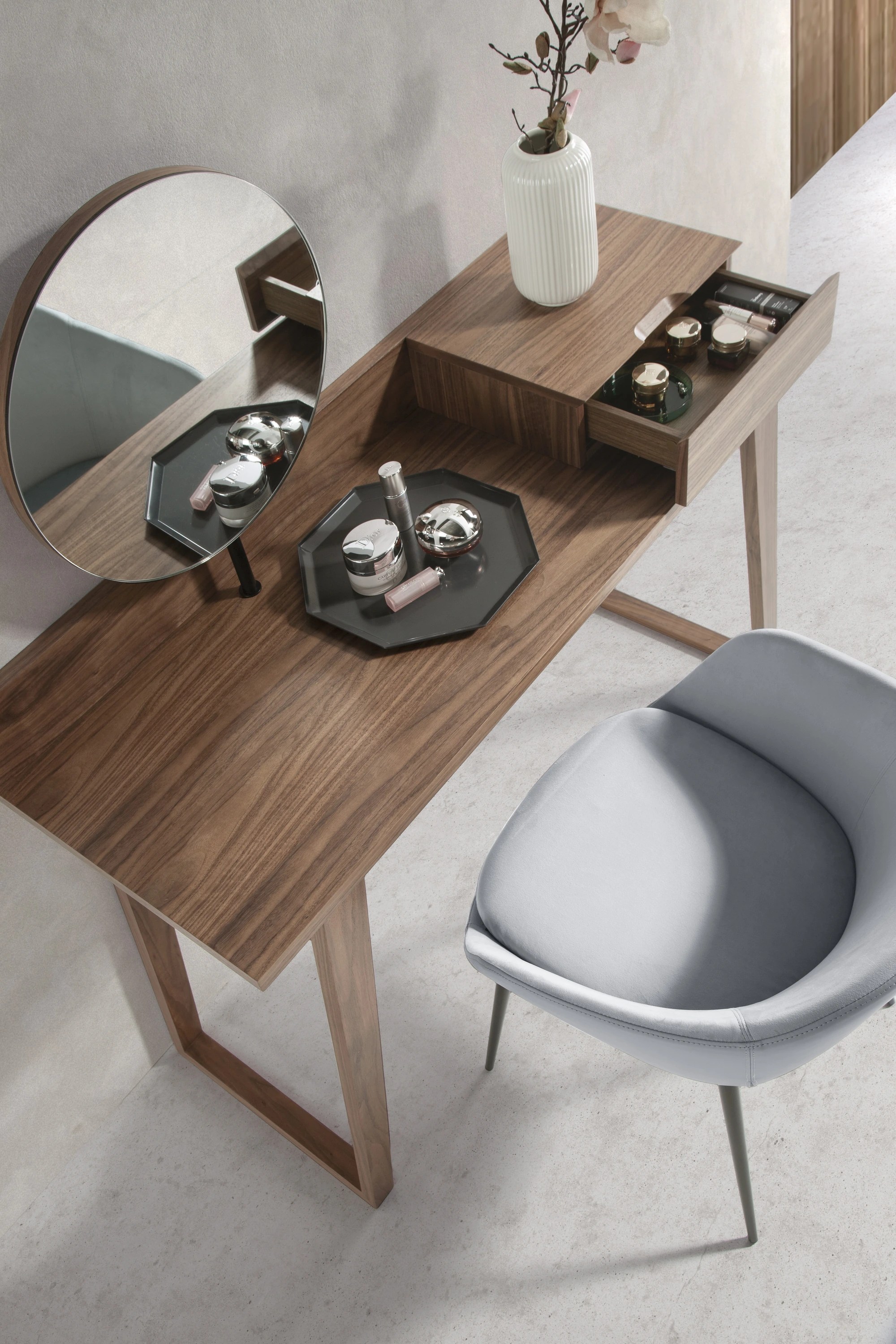 Coiffeuse en noyer avec miroir