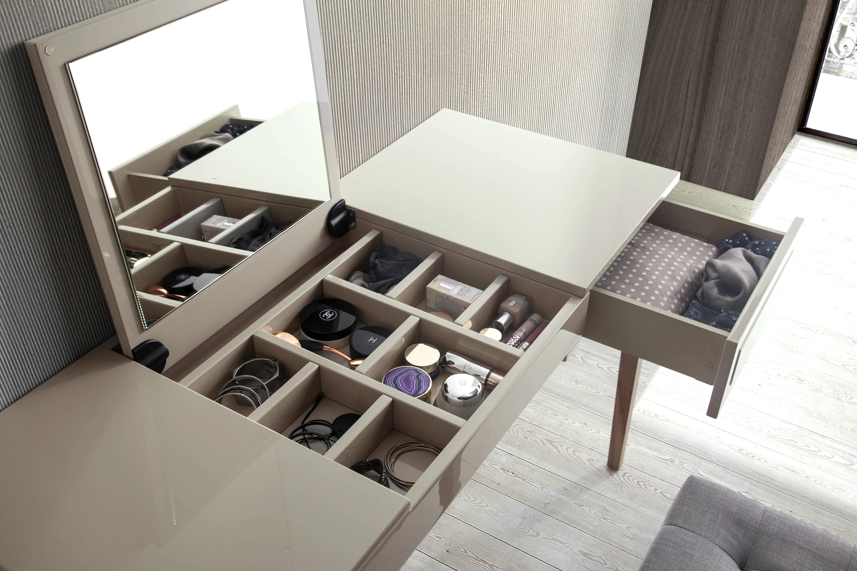 Coiffeuse en bois gris et noyer avec miroir
