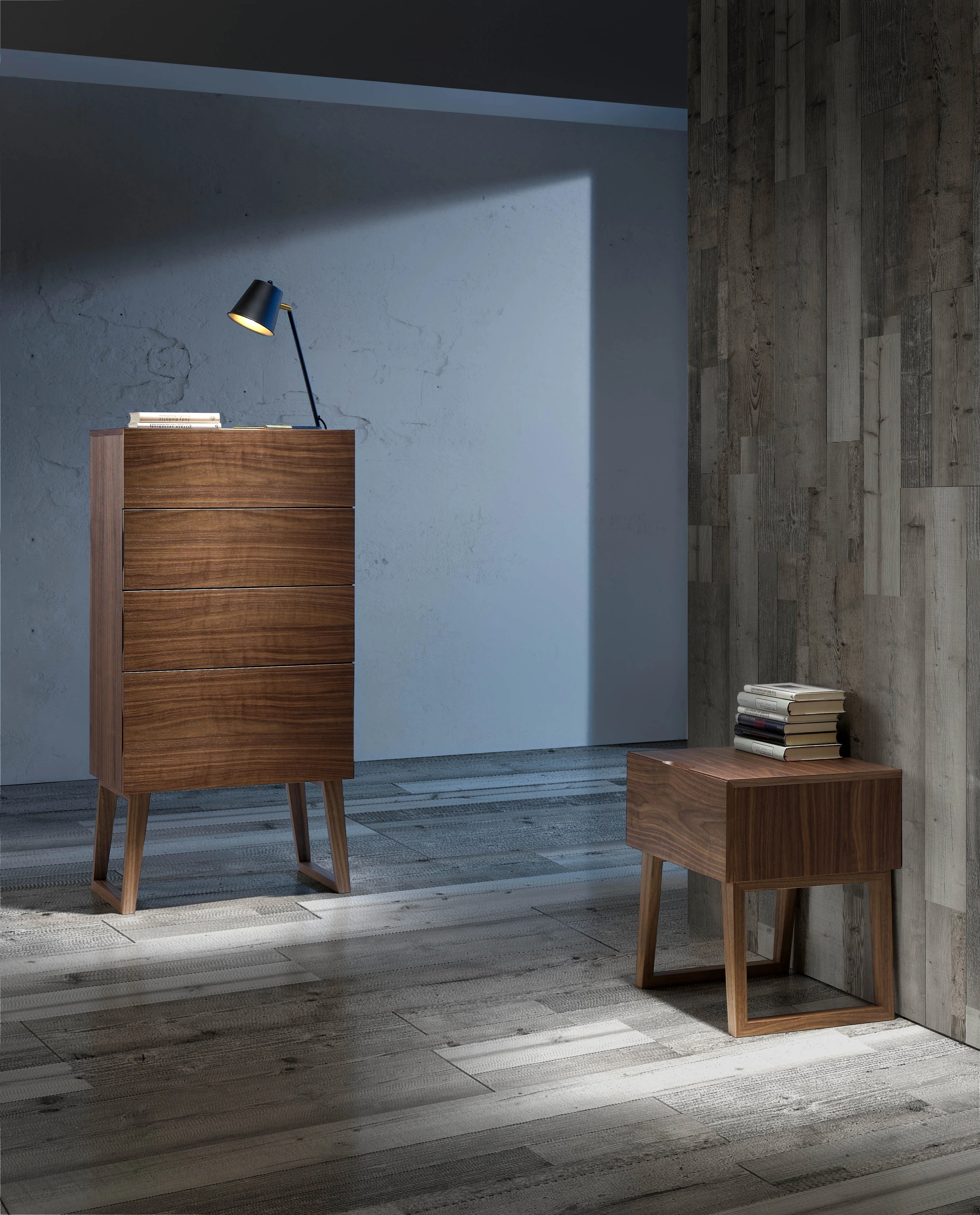 Table de chevet en noyer