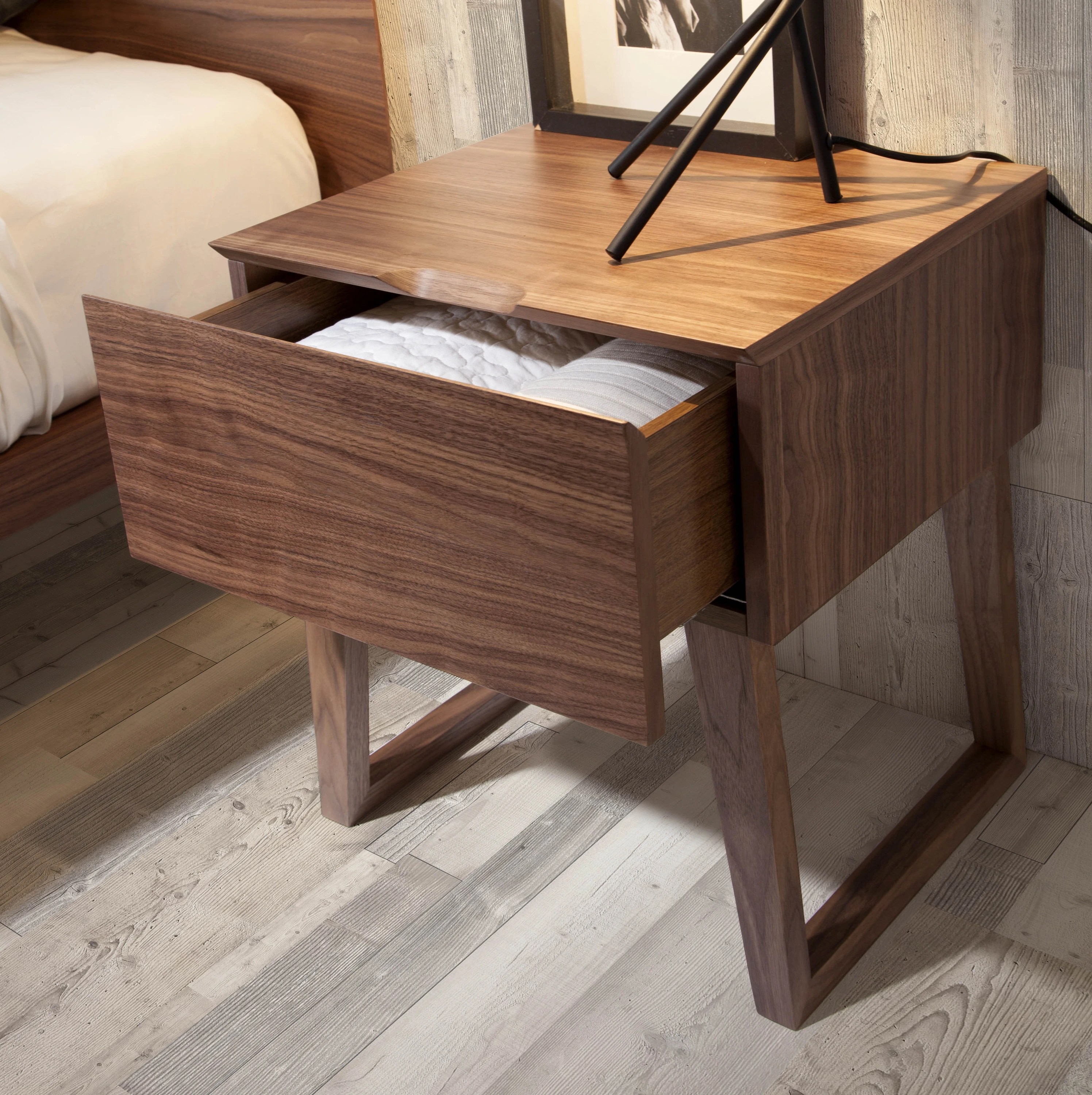 Table de chevet en noyer