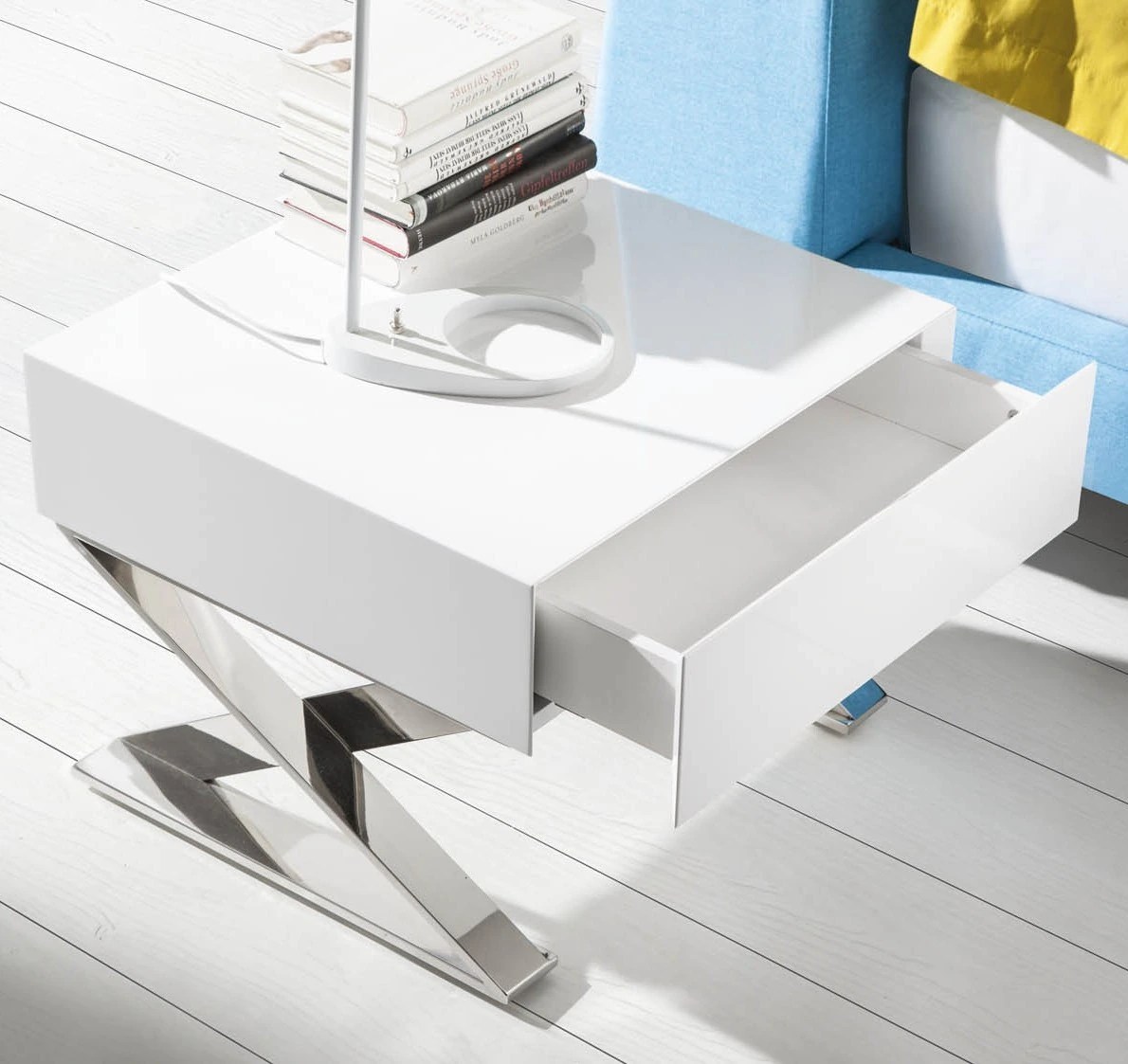 Table de chevet en bois blanc et acier chromé