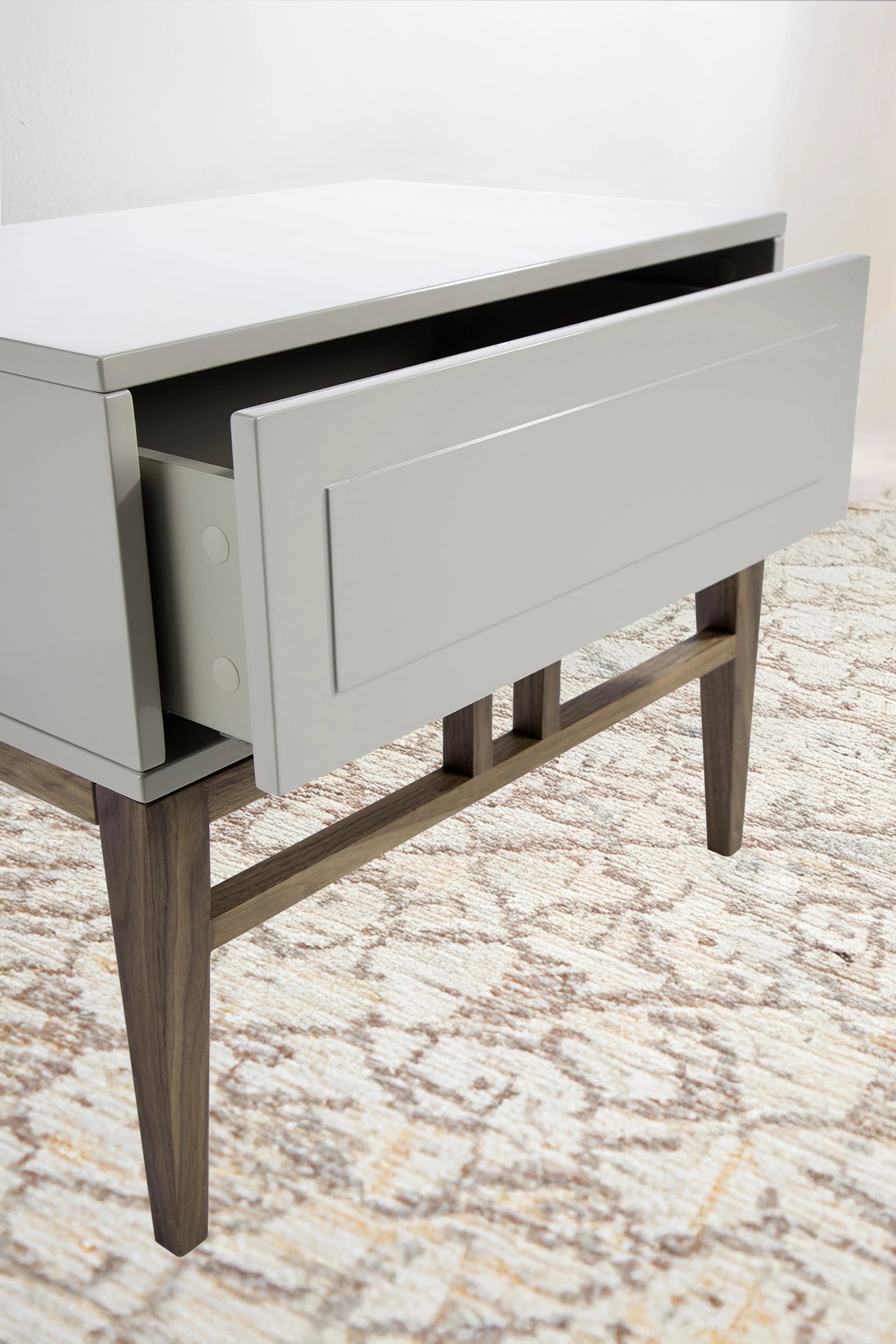 Chevet en bois beige et noyer