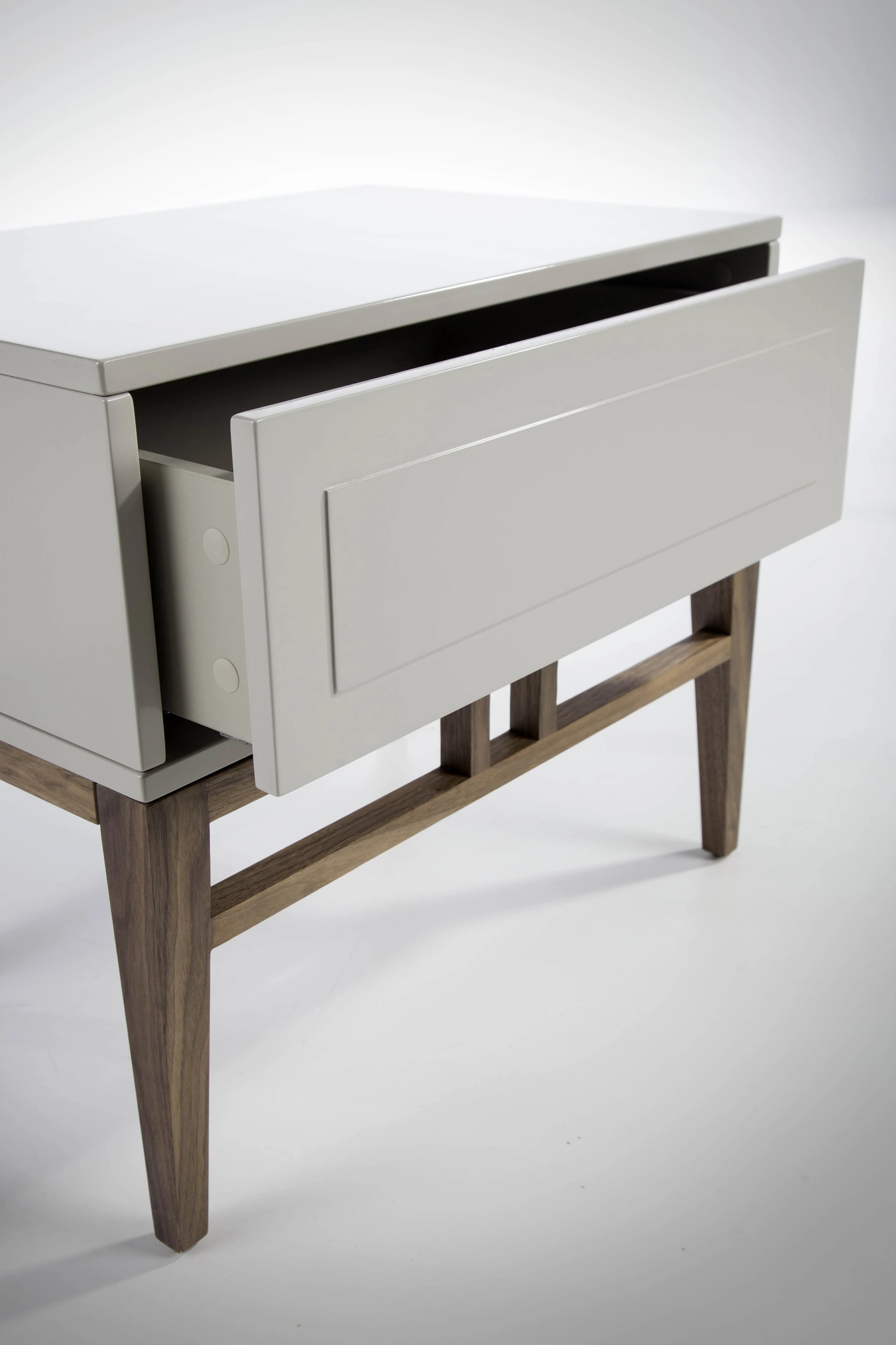Chevet en bois beige et noyer