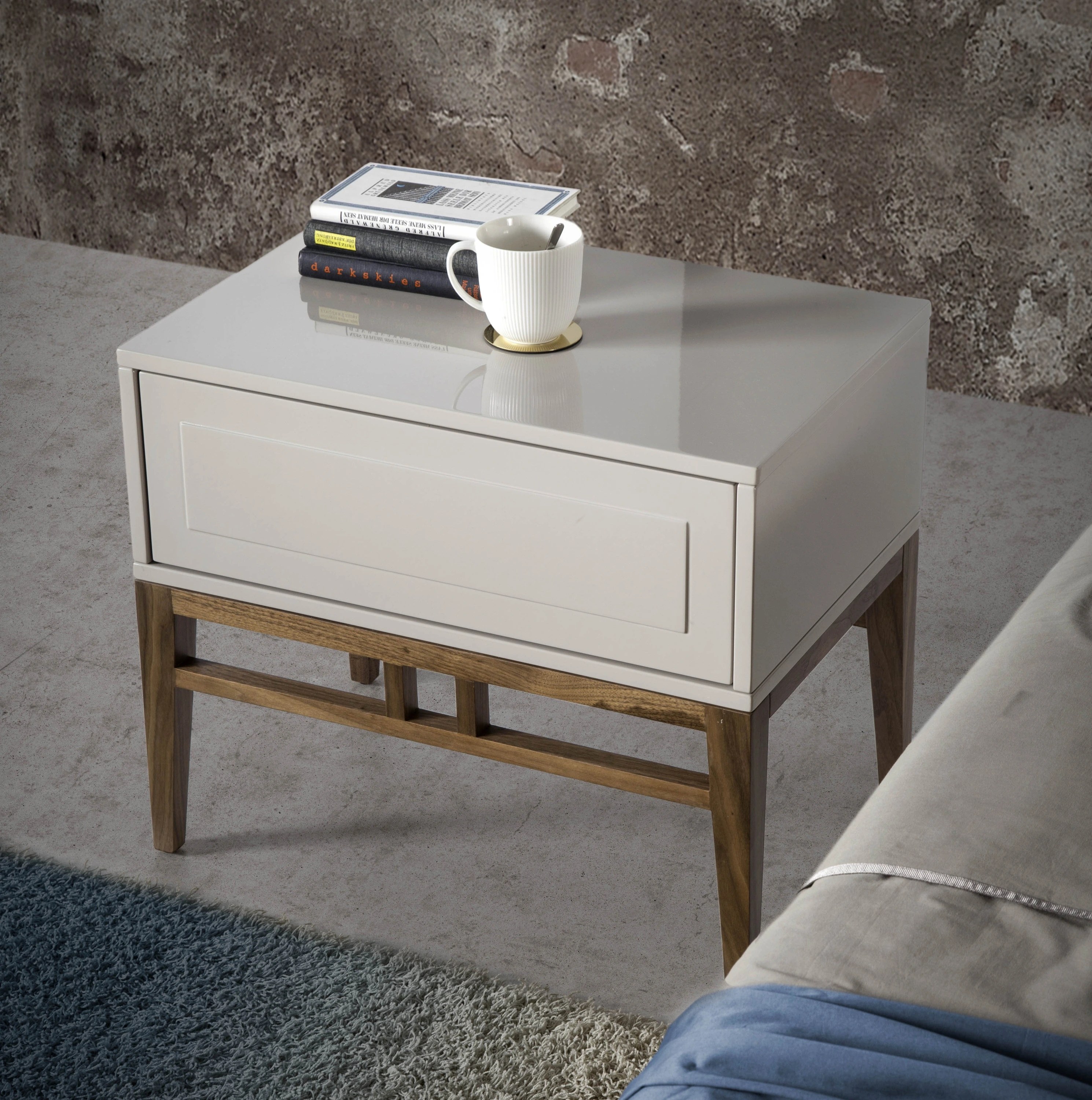 Chevet en bois beige et noyer