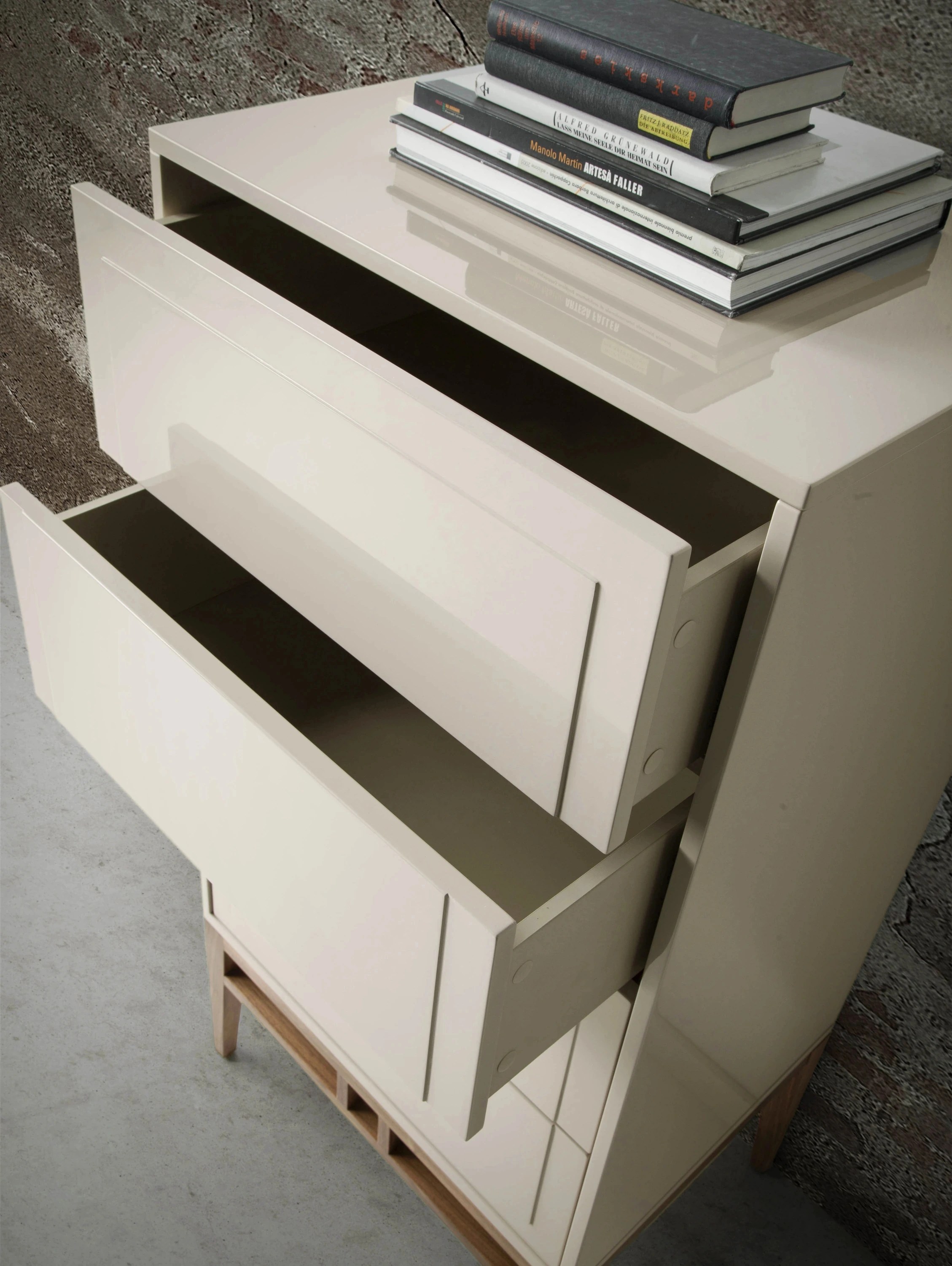 Chiffonnier beige et noyer