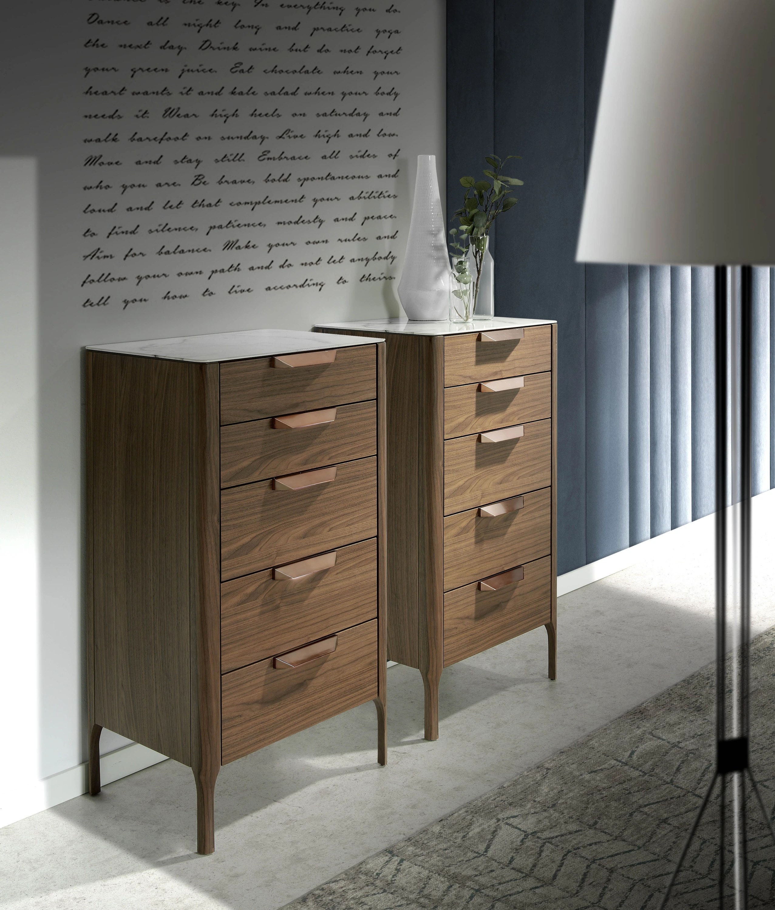 Chiffonnier en noyer avec plateau en verre imitation marbre