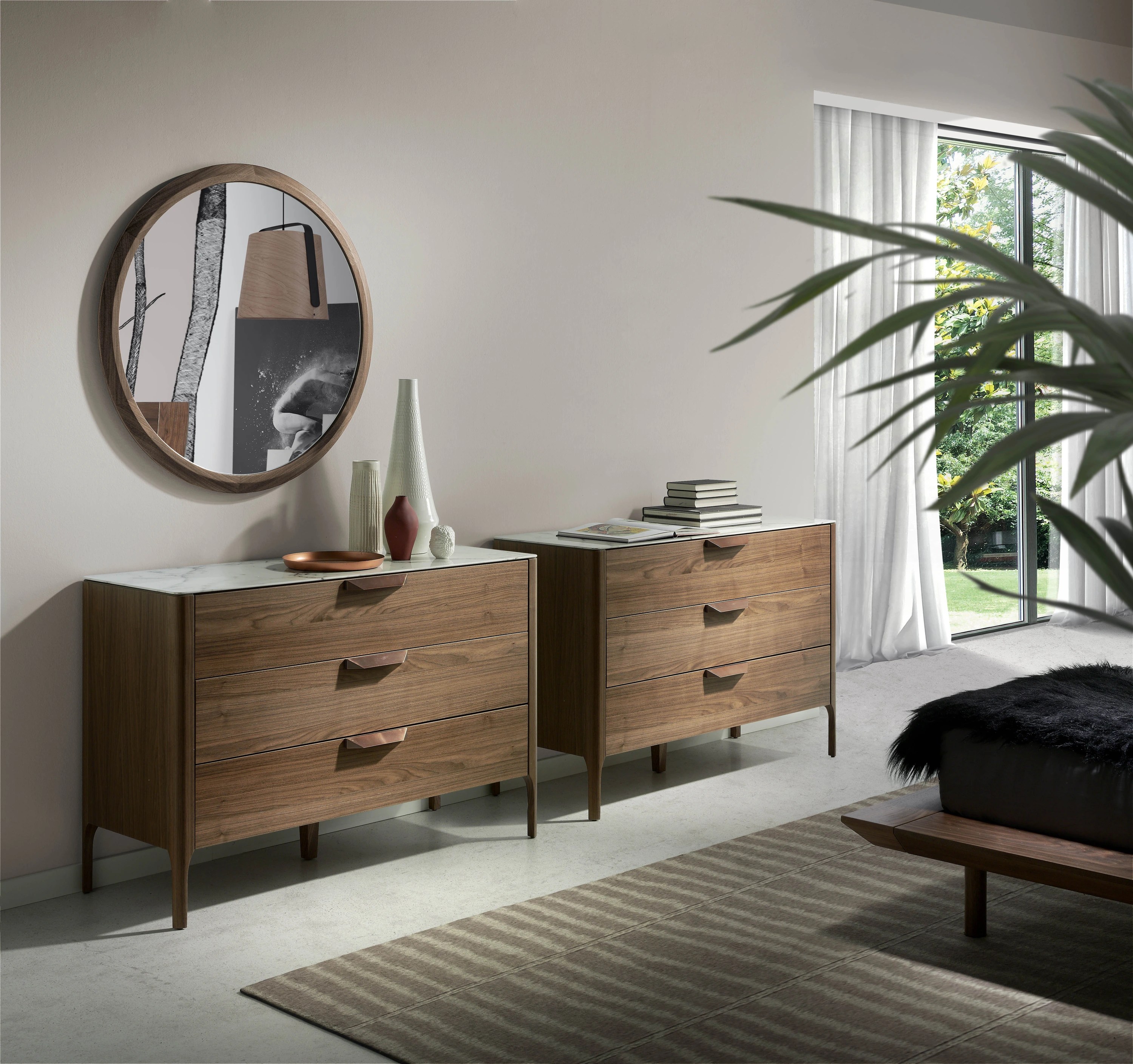 Commode en noyer avec plateau en verre effet marbre